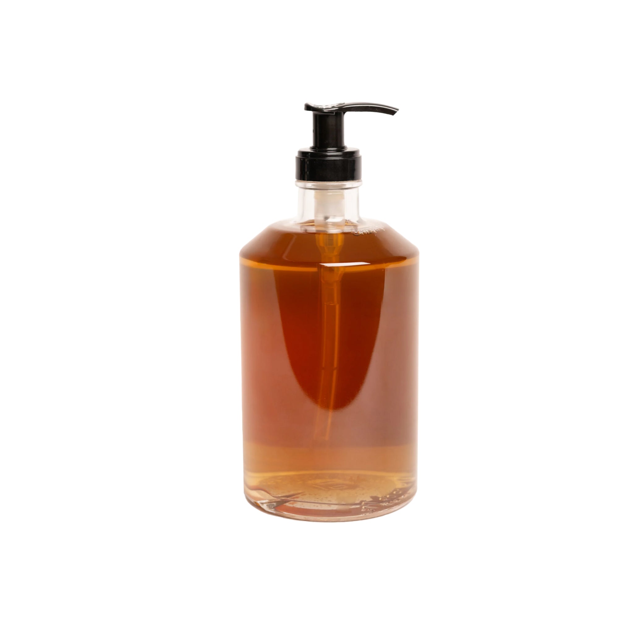 Een heldere plastic pompflacon van Hetkinen Handzeep Pine Heartwood 500 ml, een natuurlijke en antibacteriële handzeep met amberkleurige vloeistof, is afgebeeld tegen een effen witte achtergrond.