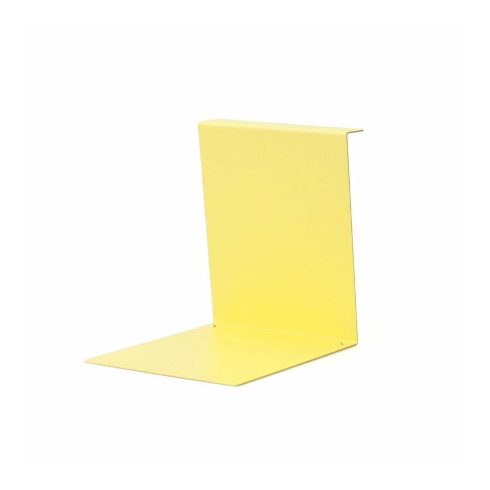 De Hightide Boekenstandaard & Display Geel van Hightide heeft een eenvoudig, modern L-vormig geel metalen ontwerp, ideaal om te etaleren, tegen een effen witte achtergrond.