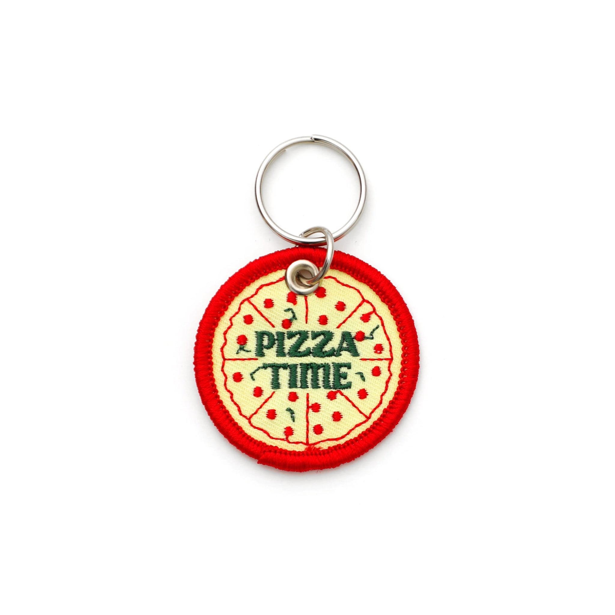 De Hightide Stitch Work Sleutelhanger Pizza is een ronde sleutelhanger van Hightide, vormgegeven als een pizza met een rode rand, "PIZZA TIME" in het groen in het midden en geborduurde toppings - ideaal voor fans van retro en geborduurde sleutelhangers.
