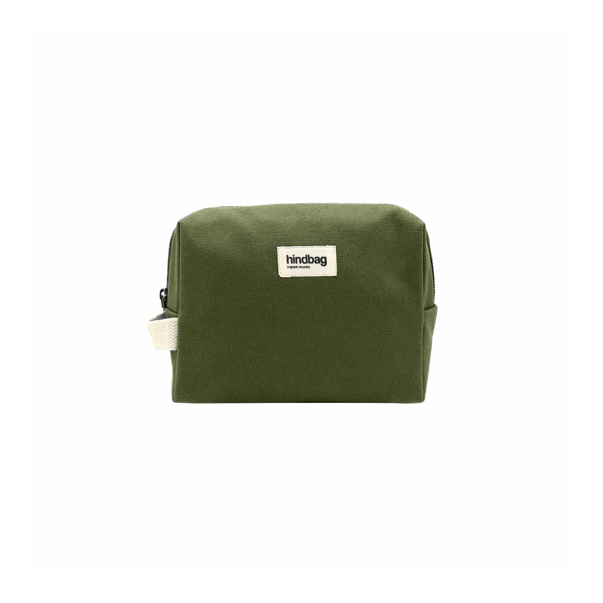 De Hindbag Leon Toilettas Olijfgroen is een rechthoekige olijfgroene toilettas van biologisch katoen, met een witte zijband en een merklabel op de voorkant, afgebeeld op een effen witte achtergrond.