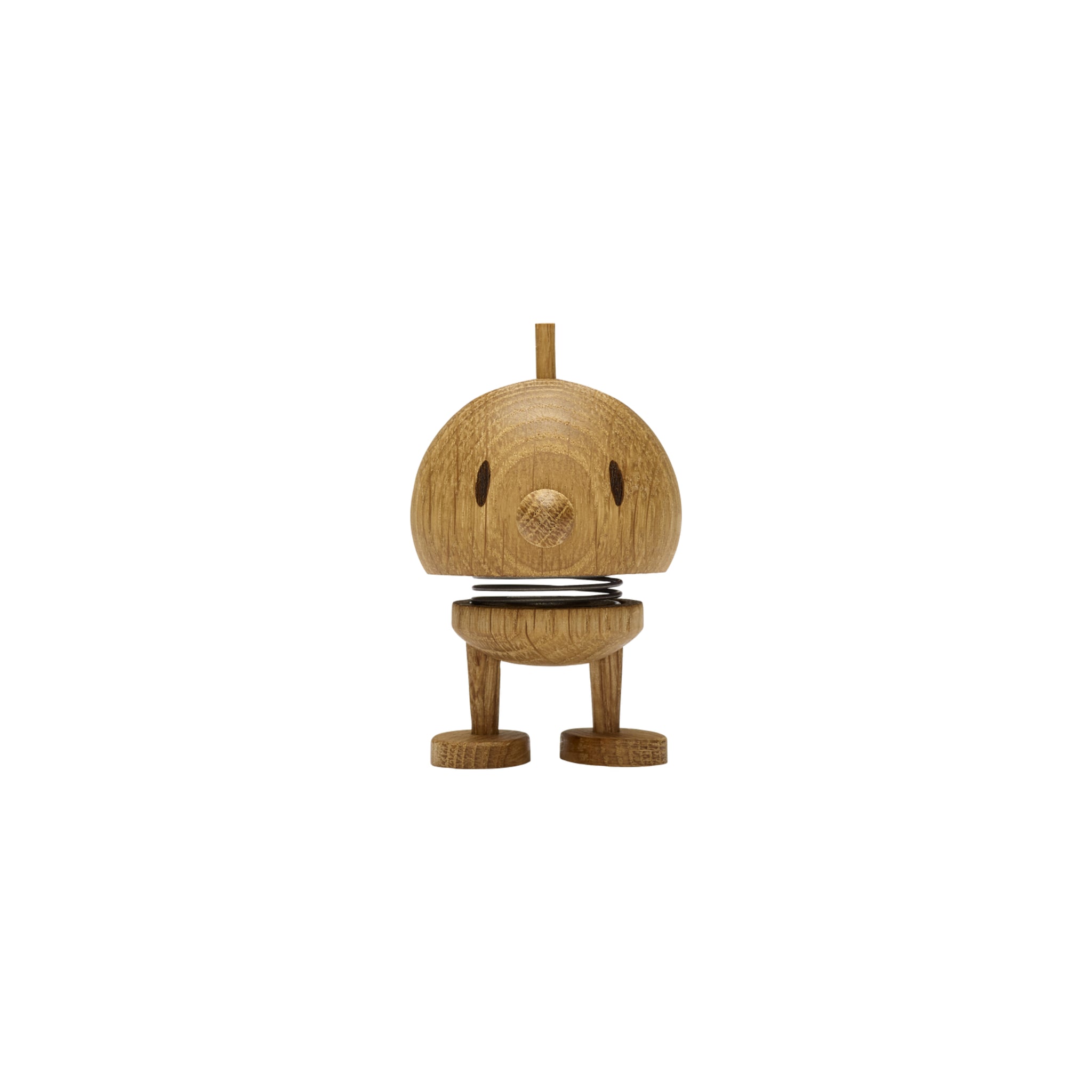 De Hoptimist Hout Bumble S Eik van Hoptimist is een klein, houten beeldje geïnspireerd op Deens design, met een ronde kop, ovale ogen, een snavel en een verende nek. Het staat op twee platte poten tegen een witte achtergrond.