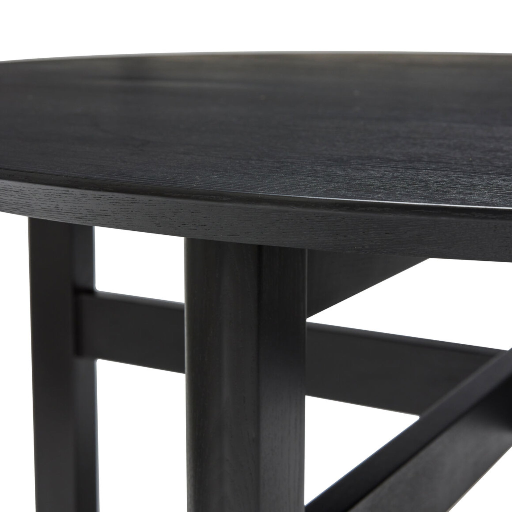 Close-up van de Hubsch Fjord Eettafel Essenhout Zwart D120: een zwarte ronde houten tafel van Hubsch, met stevige poten en kruisende steunbalken eronder.