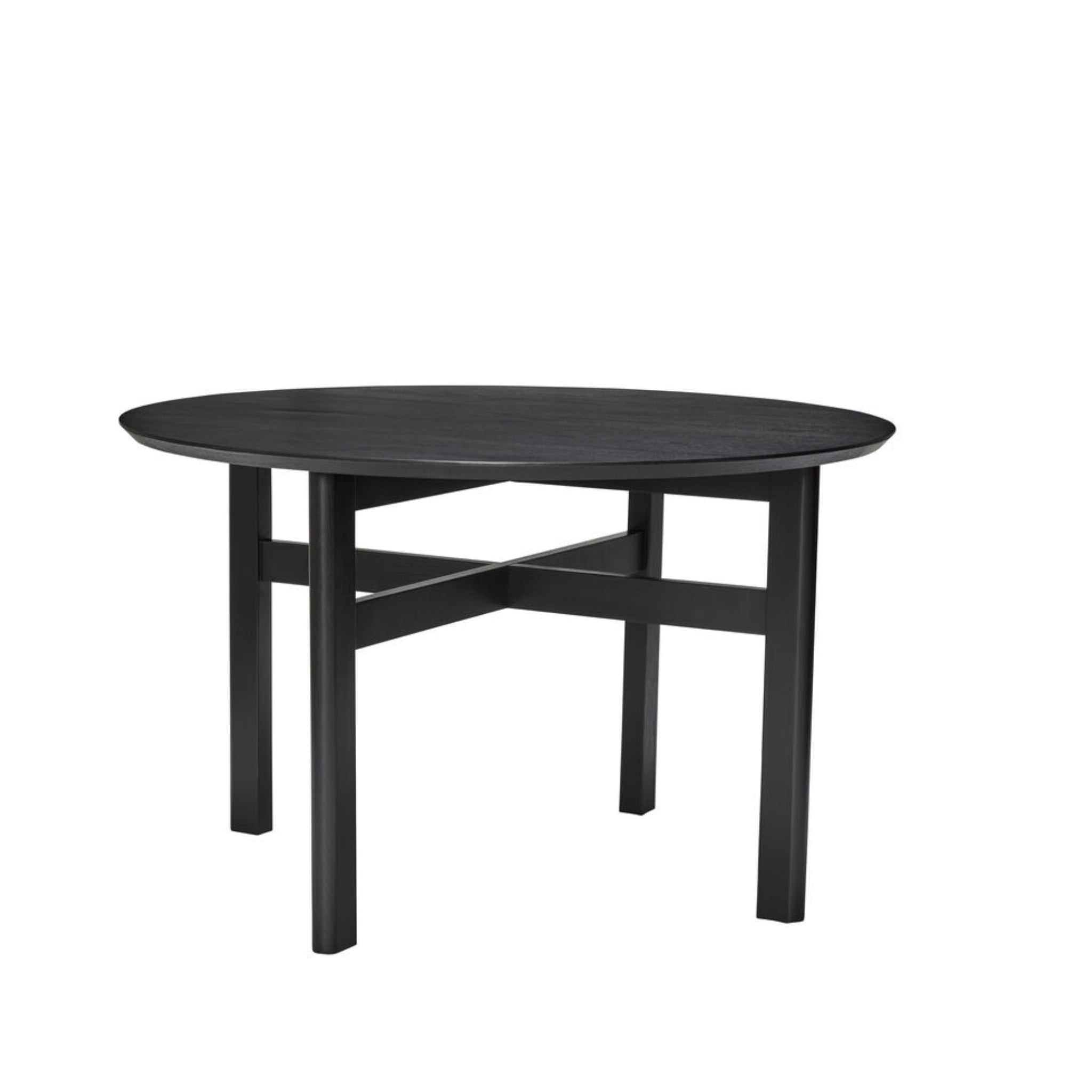 De Hubsch Fjord Eettafel Essenhout Zwart D120, van het merk Hubsch, is een ronde eettafel in zwart essenhout met vier poten en een stevige kruisbalkconstructie, afgebeeld tegen een witte achtergrond.