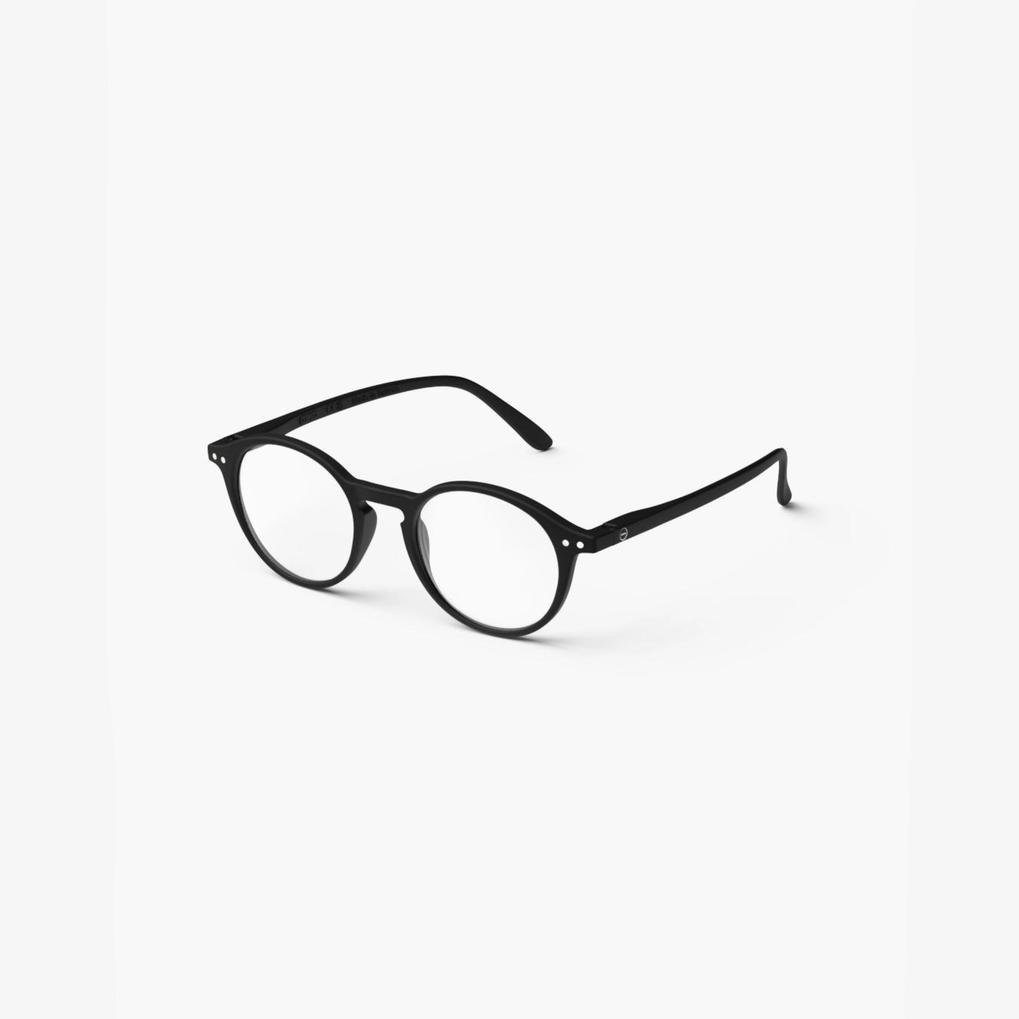 De Izipizi Leesbril #D Zwart van Izipizi heeft dunne zwarte ronde monturen en licht gebogen armen, waardoor het een stijlvolle leesbril voor presbyopie is, afgebeeld tegen een effen witte achtergrond.