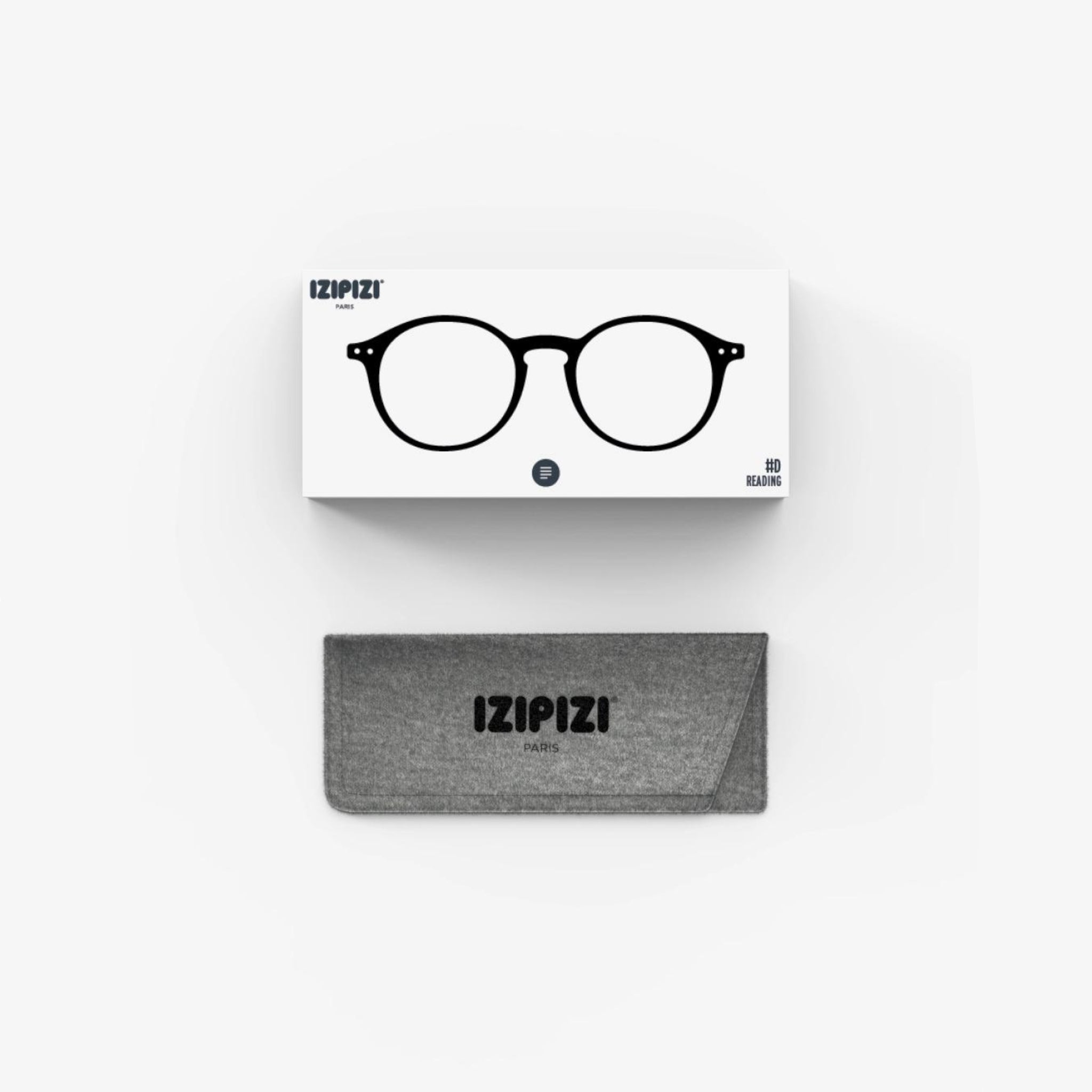 Een wit doosje met een eenvoudige zwarte omlijning van ronde Izipizi Leesbril #D Zwart brillen en de merknaam Izipizi zit boven een gesloten grijze stoffen brillenkoker, ook gelabeld Izipizi, op een effen witte achtergrond.