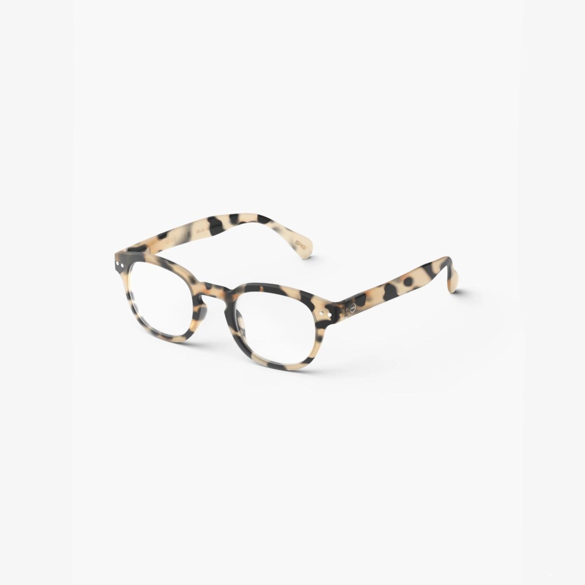 De Izipizi Leesbril #C Light Tortoise van Izipizi heeft een rond montuur met een beige en zwart schildpadpatroon, waardoor het een stijlvolle optie is voor presbyopie. Weergegeven op een witte achtergrond.