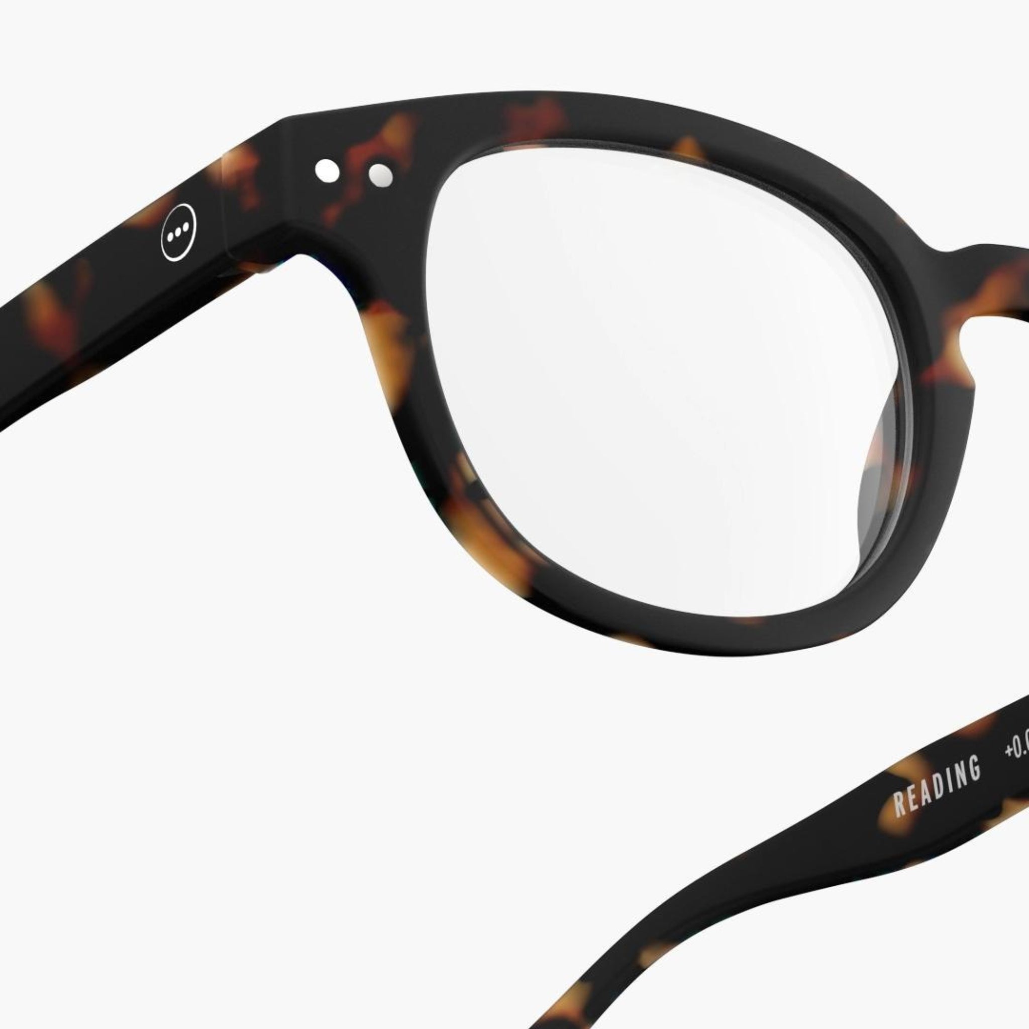 Close-up van de Izipizi Leesbril #C Tortoise, met zwart en bruin gespikkeld montuur. "READING" en lenssterkte voor presbyopie staan aan de binnenkant van de Temple Arm. Merk: Izipizi.