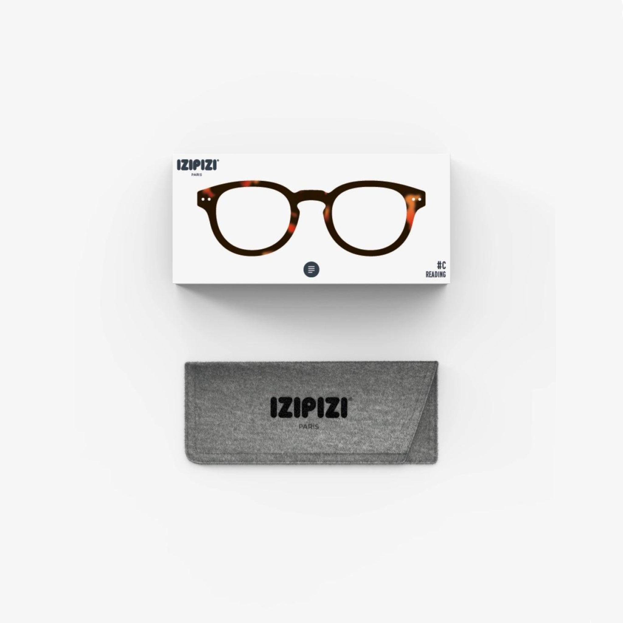 Een doosje met een afbeelding van een Izipizi Leesbril #C Tortoise bril en het Izipizi logo is afgebeeld boven een grijs leesbril etui, beide met bijpassende branding, tegen een effen witte achtergrond.