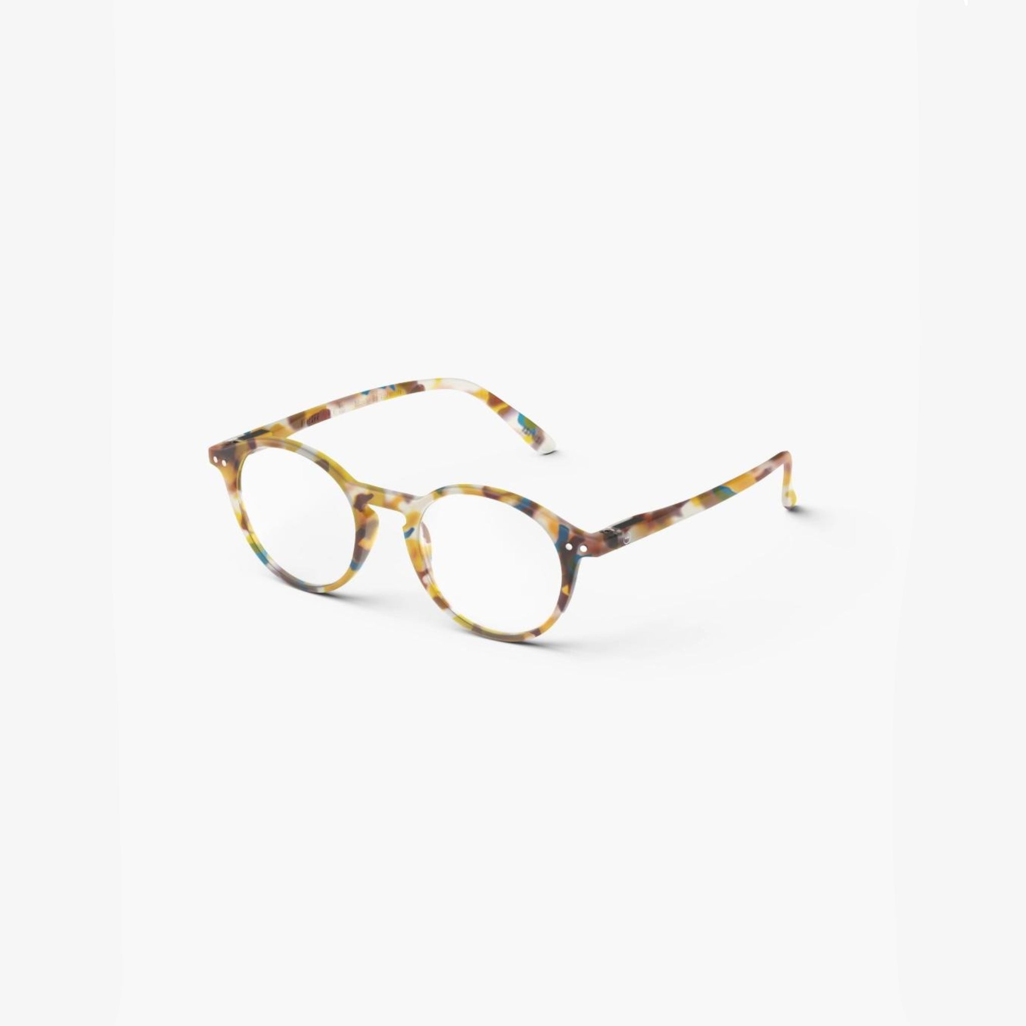 Izipizi Leesbril #D Blue Tortoise van Izipizi heeft een rond montuur met een blauw schildpadpatroon in bruin, geel en blauw - ideaal voor presbyopie. Stijlvol gepresenteerd op een witte achtergrond.