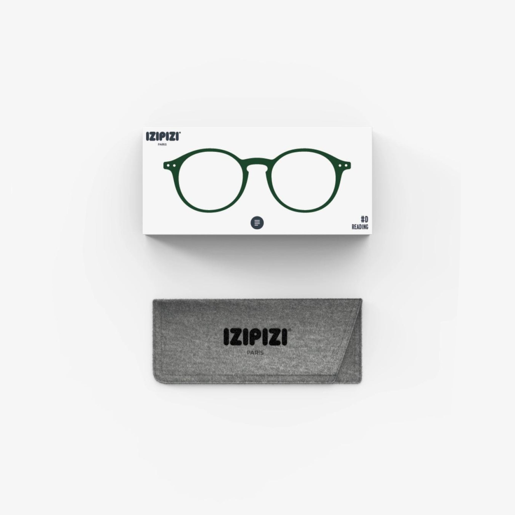 Een doosje met een afbeelding van de Izipizi Leesbril #D Khaki en het Izipizi-logo is geplaatst boven een grijze stoffen brillenkoker met hetzelfde logo, beide op een witte achtergrond.