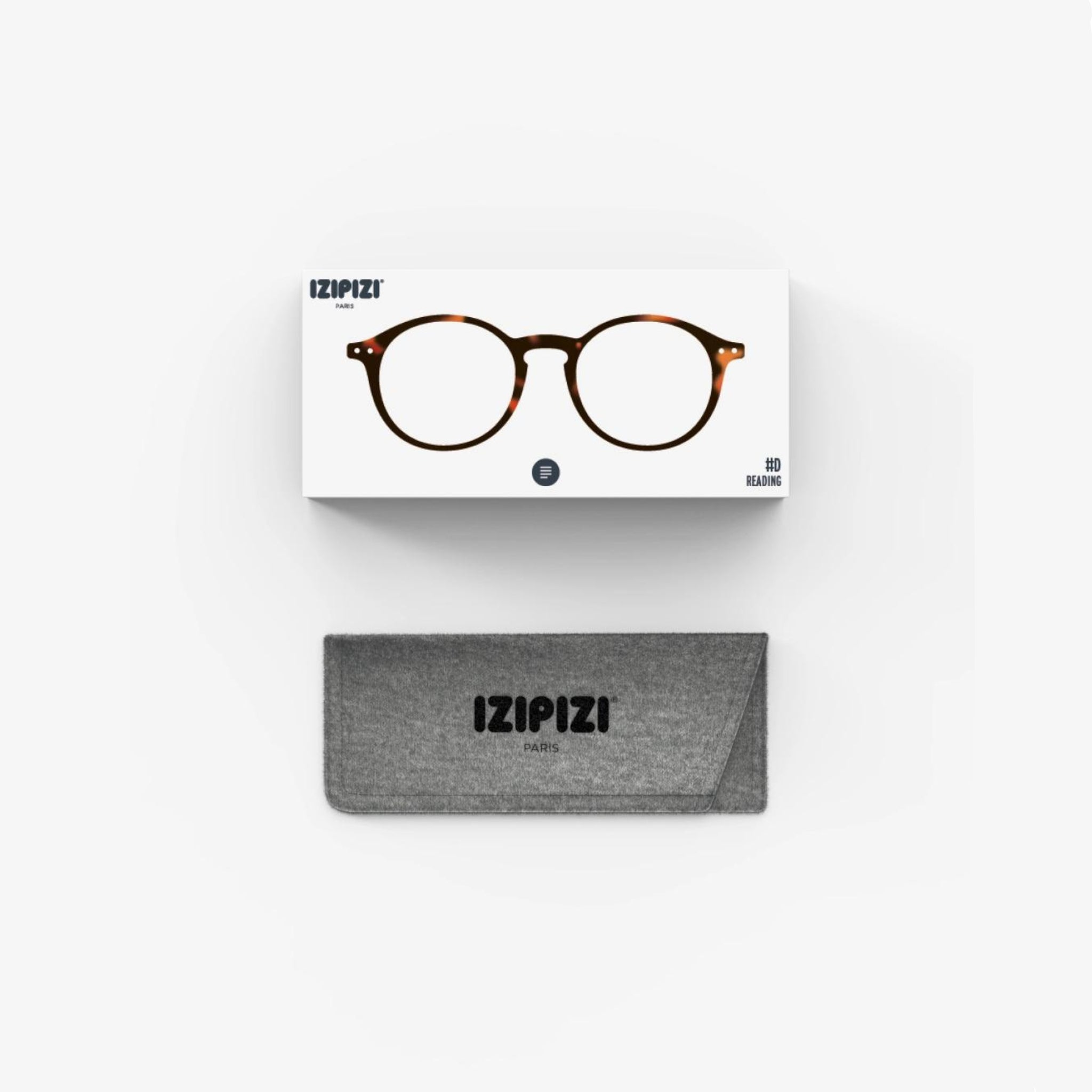 De Izipizi Leesbril #D Tortoise leesbril van Izipizi wordt geleverd in een wit merkdoosje, met daaronder een grijs stoffen etui op een witte achtergrond.