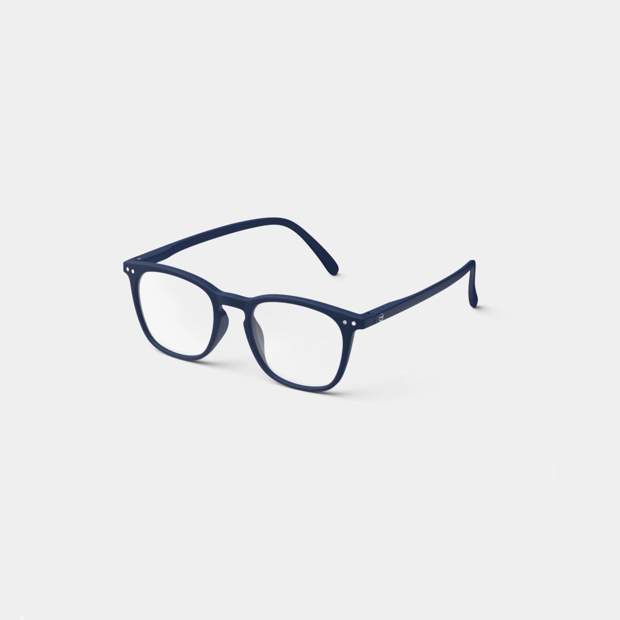 De Izipizi Leesbril #E Navy van Izipizi heeft afgeronde monturen en heldere glazen op een lichtgrijze achtergrond - een stijlvolle unisex leesbril die bij elke look past.