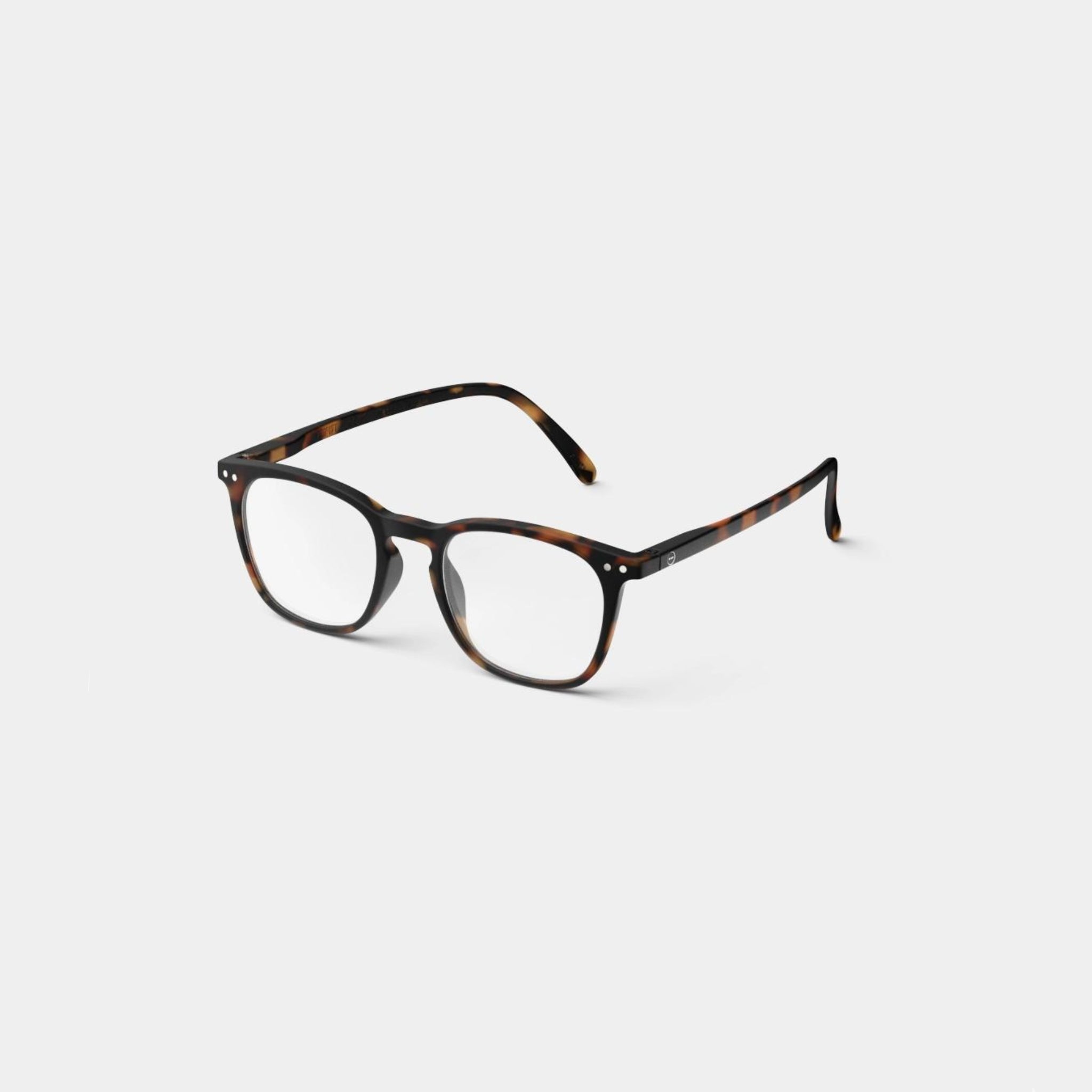 De Izipizi Leesbril #E Tortoise van Izipizi heeft heldere glazen en een klassiek, rond vierkant montuur in bruine schildpad, tegen een witte achtergrond.
