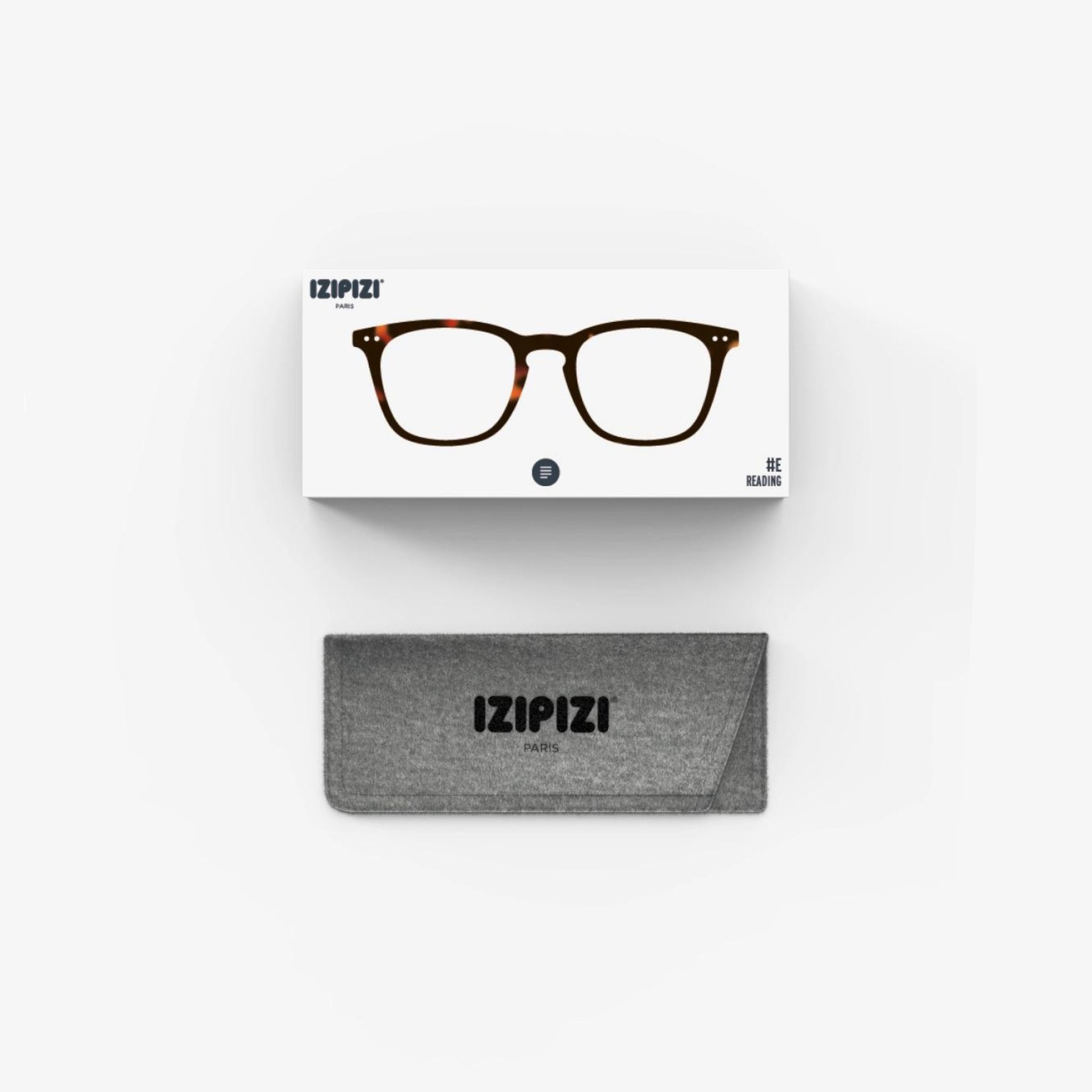 Een paar Izipizi Leesbril #E Tortoise van Izipizi in een wit doosje met de afbeelding van de bril boven een grijs vilten etui met het Izipizi-logo, alles op een strakke witte achtergrond.