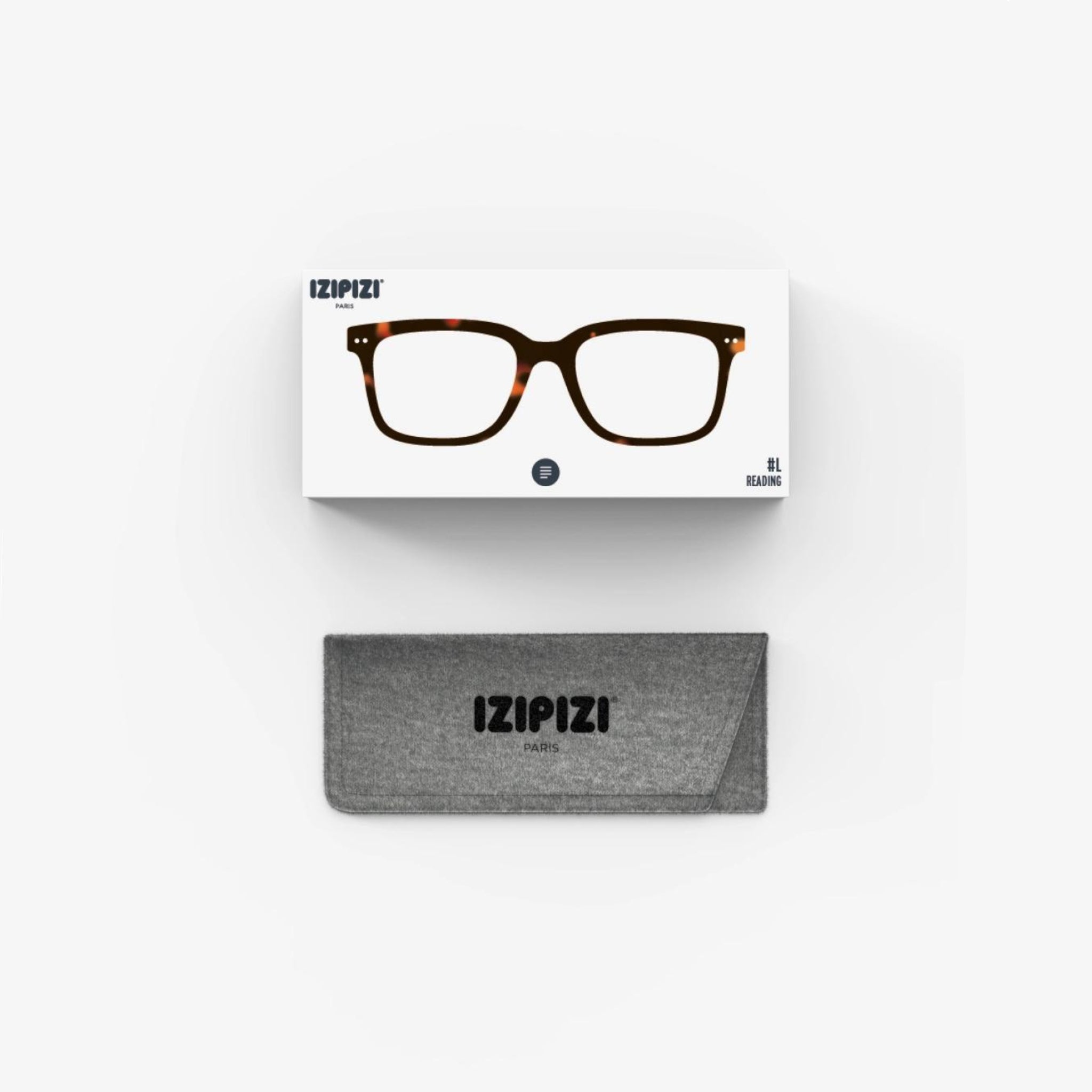 Een rechthoekig wit Izipizi doosje met een illustratie van de Izipizi Leesbril #L Schildpad en de merknaam is afgebeeld boven een grijs brillenkoker. Beide artikelen voor presbyopie worden weergegeven op een witte achtergrond.