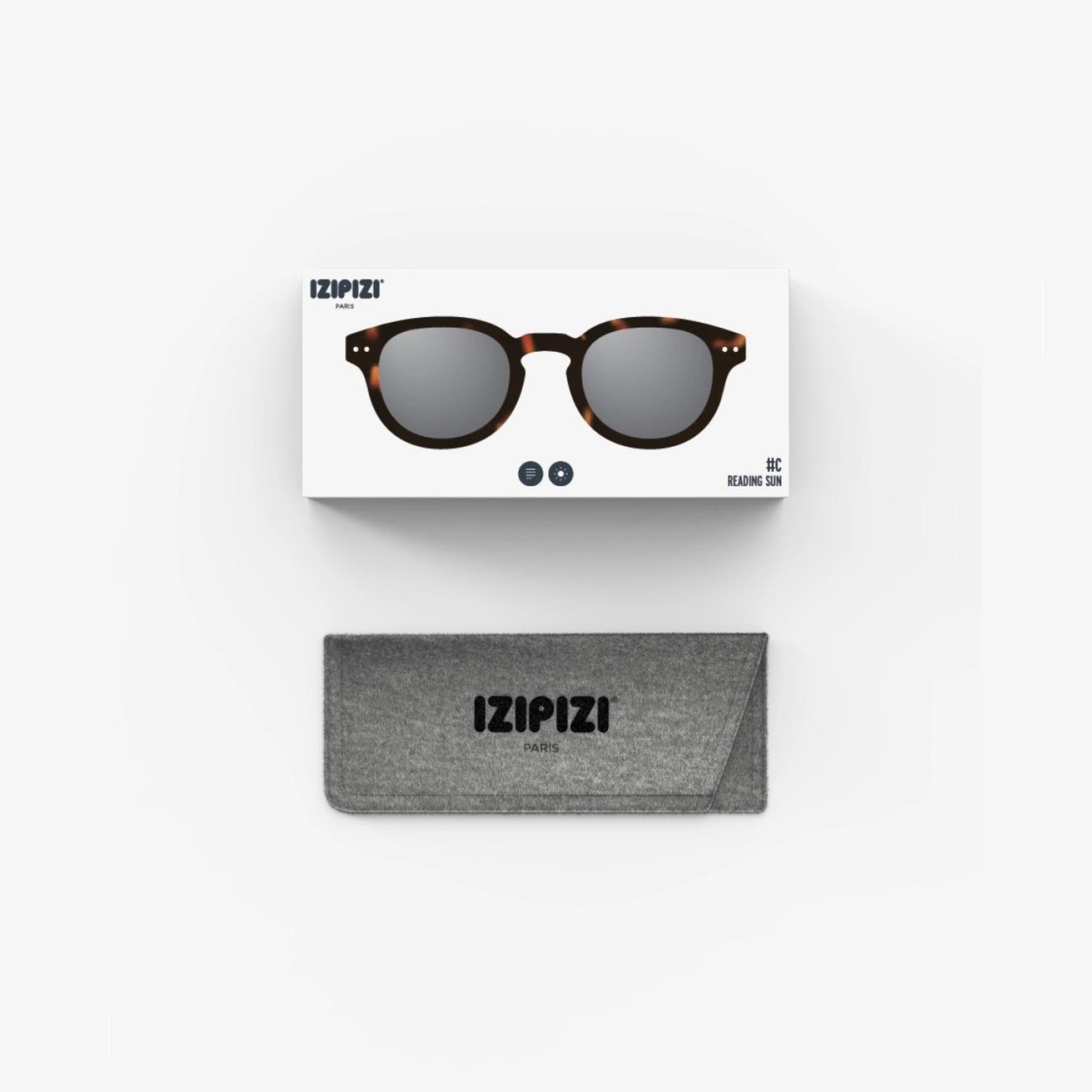 Een doosje met de Izipizi Zonnebril Sterkte #C Tortoise en Izipizi branding zit boven een grijze softcase met IZIPIZI erop gedrukt, beide op een witte achtergrond. Deze unisex zonnebril biedt UV-bescherming.