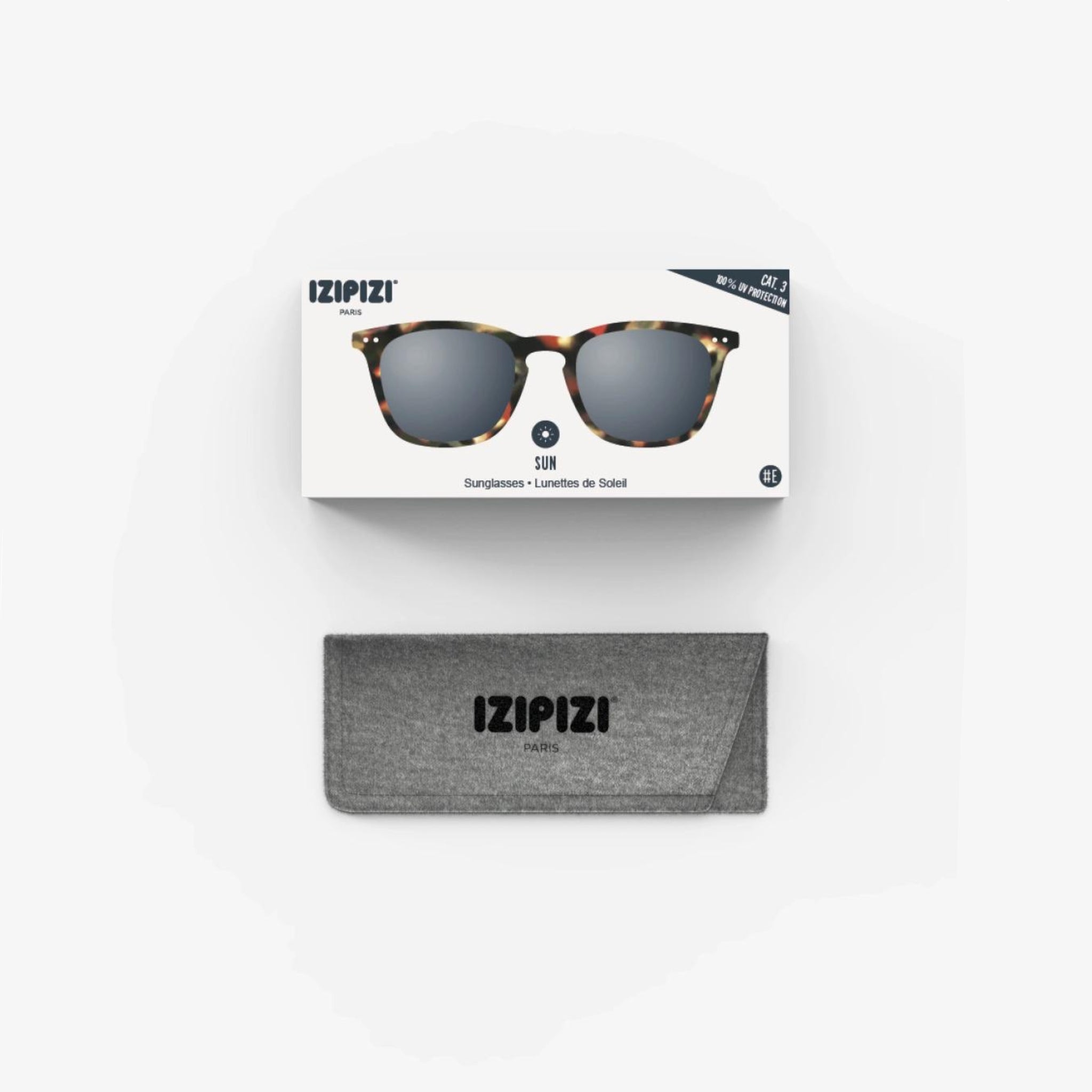 De Izipizi Zonnebril #E Tortoise van Izipizi, met een chique schildpadmontuur, wordt afgebeeld met zijn grijze softcase op een witte achtergrond - een modieuze zonnebrilstijl en vitale UV-bescherming.