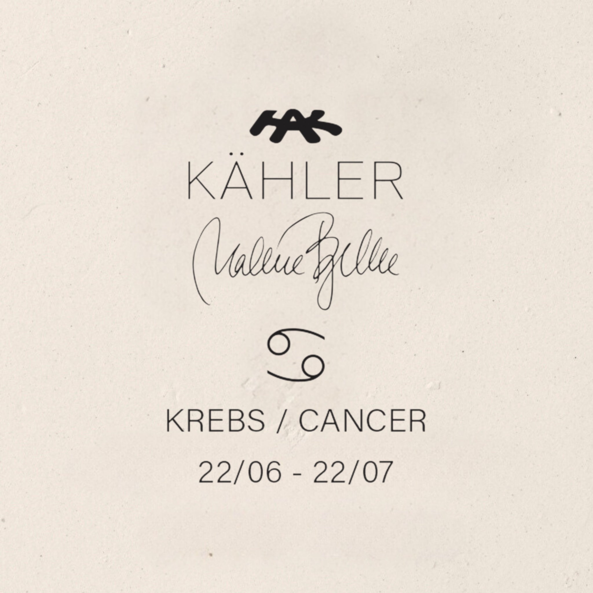 Een crèmekleurige achtergrond met "Kähler", een handtekening, het Kreeft-symbool en "KREBS / CANCER 22/06 - 22/07" weerspiegelt de elegante stijl van Kähler op de Astro Sterrenbeeld Sculptuur Kreeft, met de nadruk op Kreeft in het Duits en Engels.