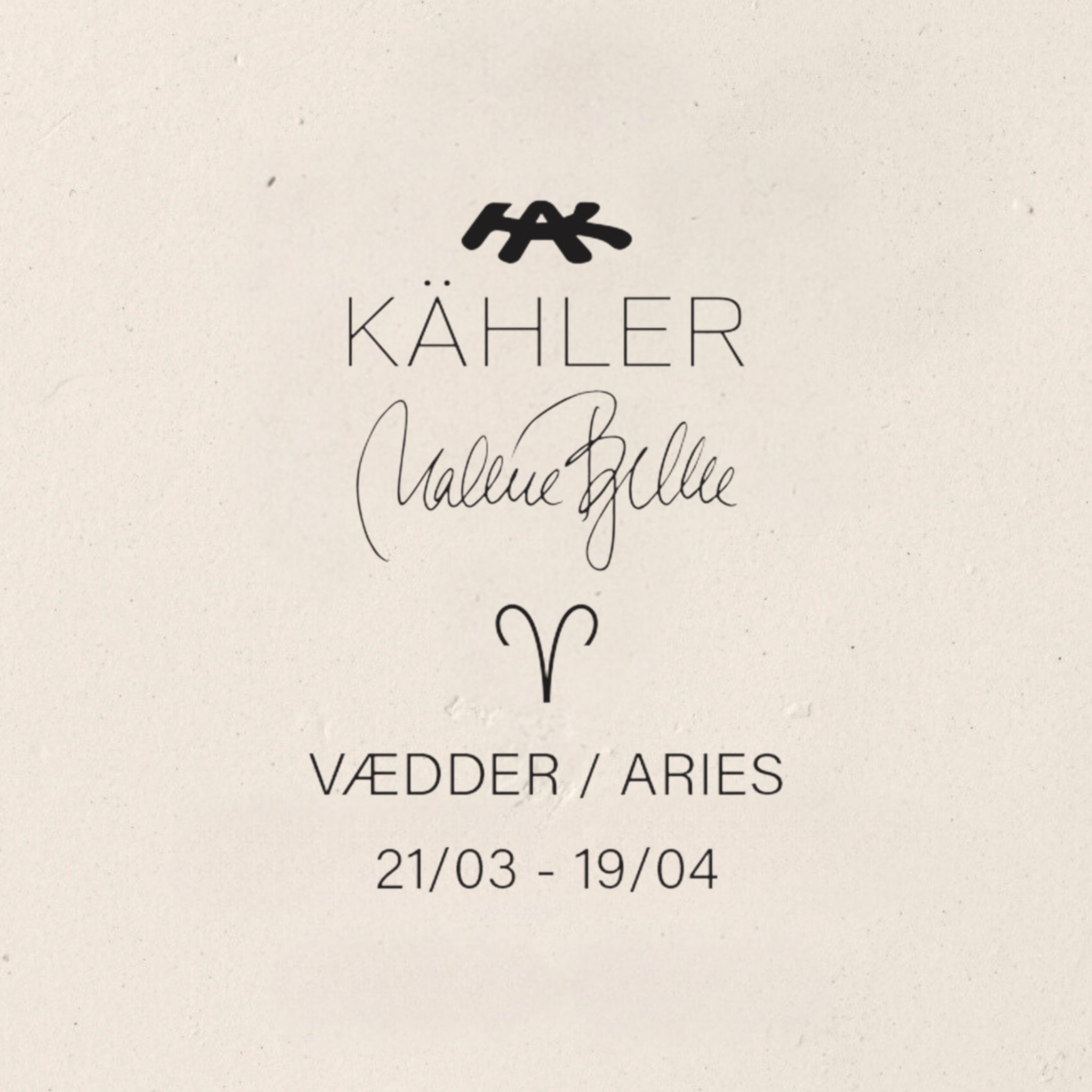 Een minimalistische Kähler Astro Sterrenbeeld Sculptuur Ram met het Kähler logo, handtekening, Ram dierenriemsymbool en "Vædder / Aries 21/03 - 19/04" tekst op een lichtbeige achtergrond.