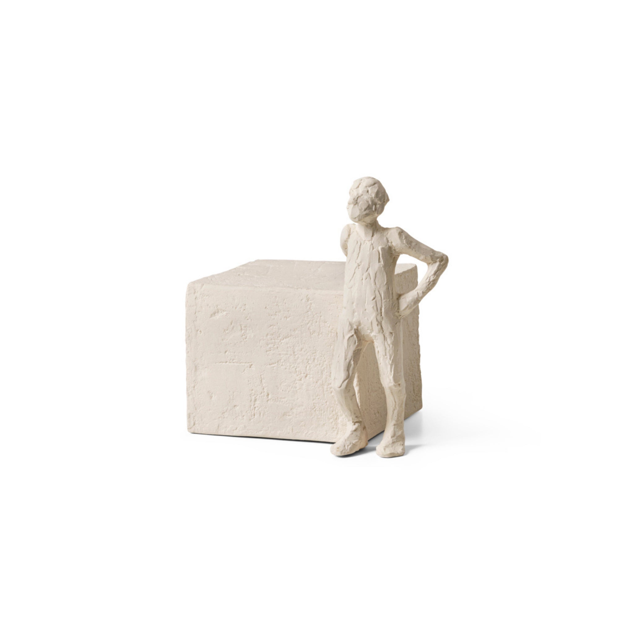 De Kähler Astro Sterrenbeeld Sculptuur Schorpioen van Kähler is een kleine, gestructureerde gebroken witte sculptuur die een menselijke figuur voorstelt met een hand op zijn heup, leunend tegen een rechthoekig blok op een effen witte achtergrond.