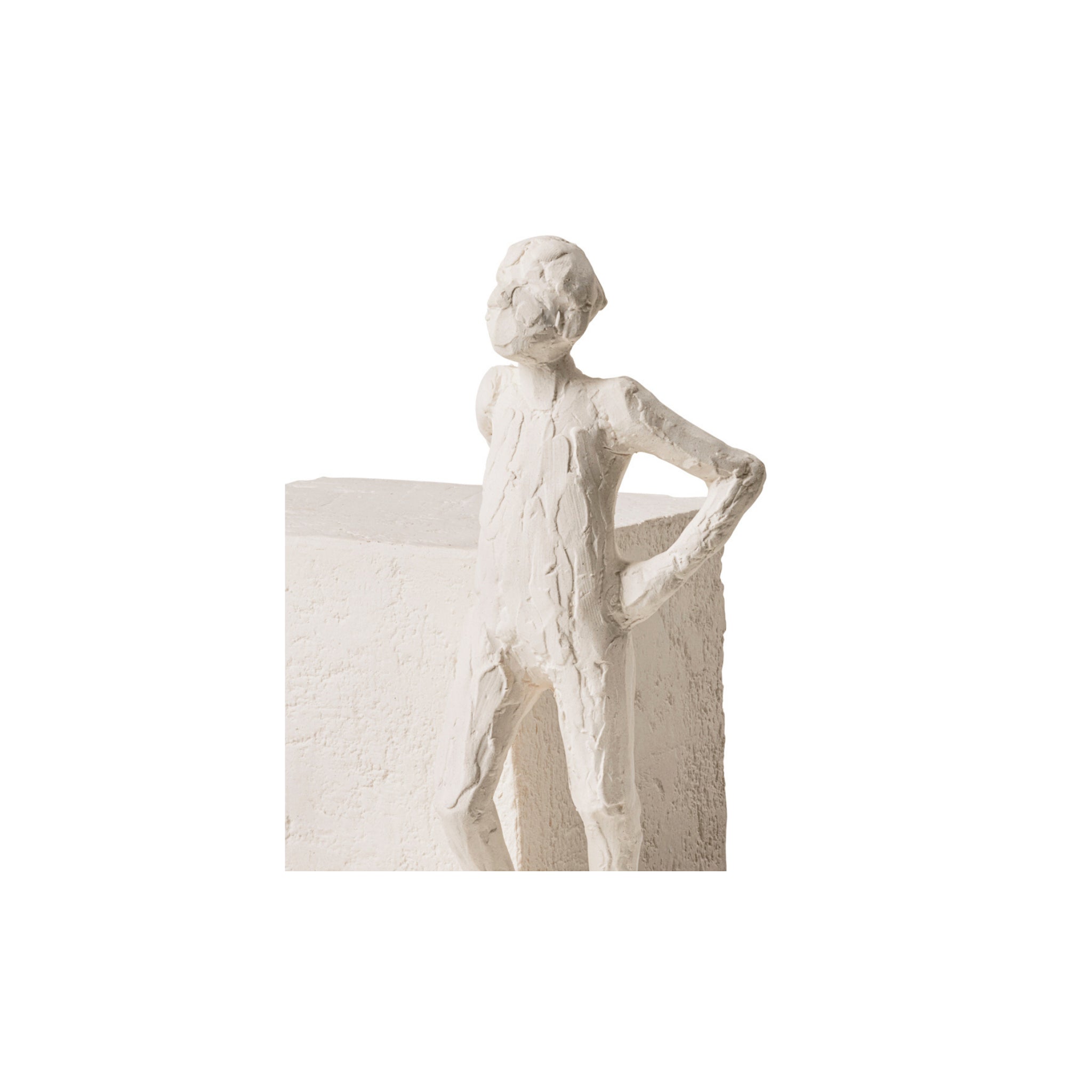 De Kähler Astro Sterrenbeeld Sculptuur Schorpioen is een witte, ongeglazuurde steengoed sculptuur met textuur die een staande menselijke figuur voorstelt met de handen op de heupen, leunend tegen een rechthoekig blok - een weerspiegeling van de minimalistische esthetiek van Kähler.