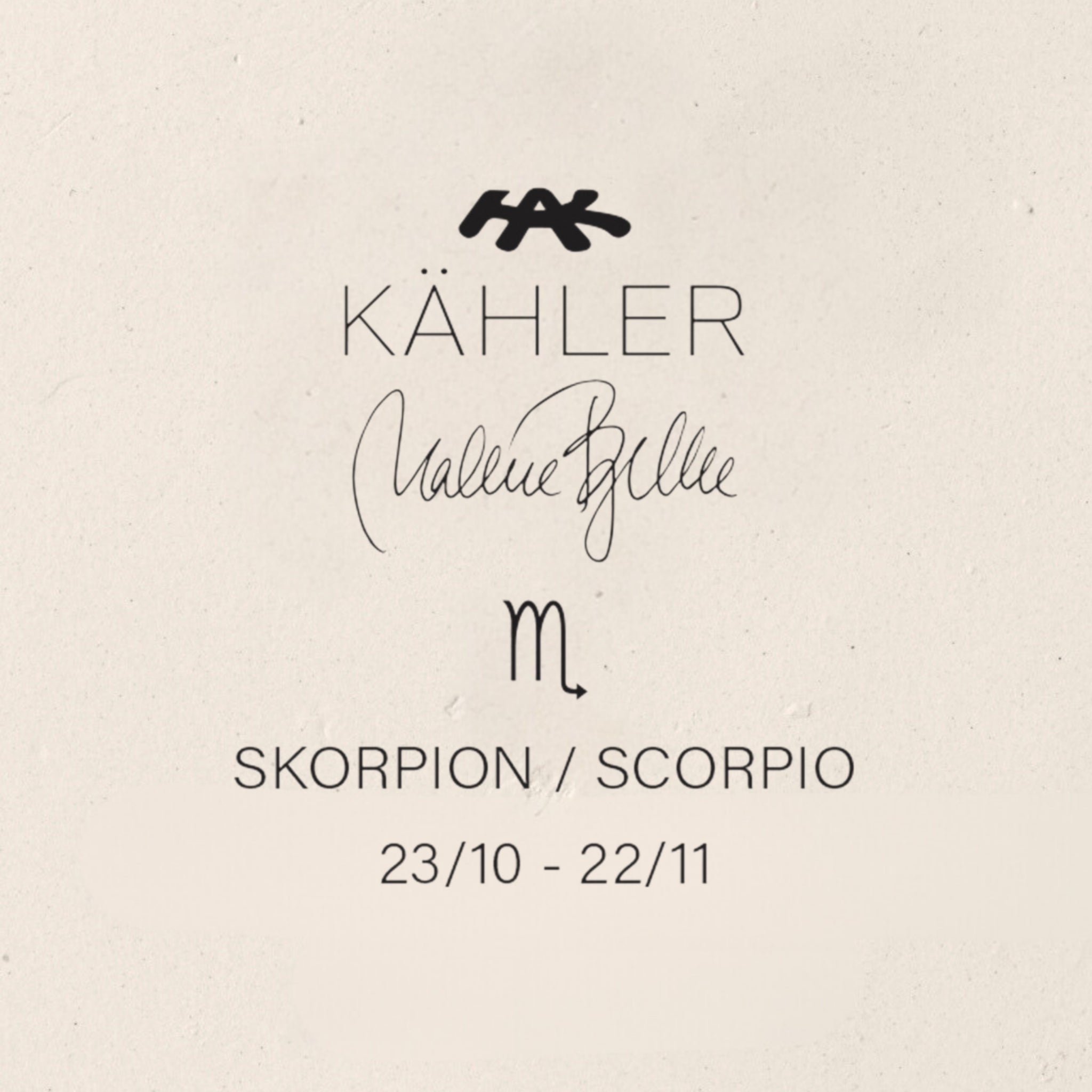Op een beige achtergrond staan het Kähler-logo, een handtekening, het sterrenbeeld Schorpioen en de tekst: SCHORPIOEN / SCHORPIOEN 23/10 - 22/11. De Kähler Astro Sterrenbeeld Sculptuur Schorpioen is gemaakt van ongeglazuurd steengoed.