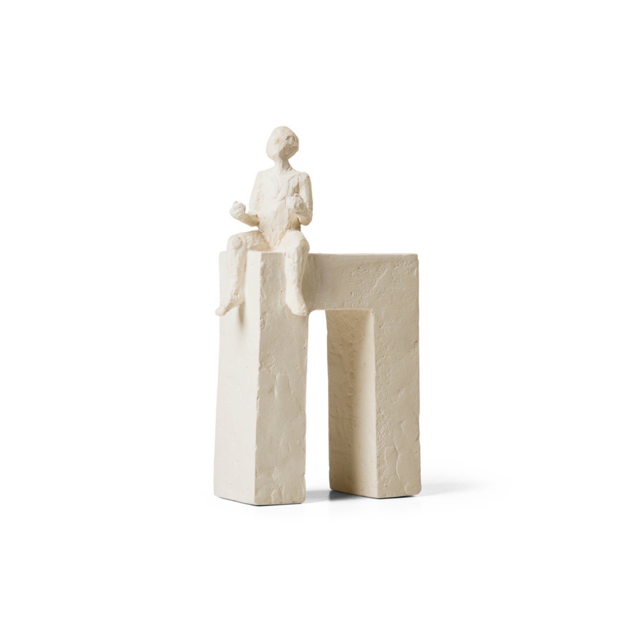 De Kähler Astro Sterrenbeeld Sculptuur Tweeling van Kähler is een minimalistisch wit, abstract zittend mensfiguur van ongeglazuurd steengoed op een rechthoekig boogblok, tegen een effen witte achtergrond.