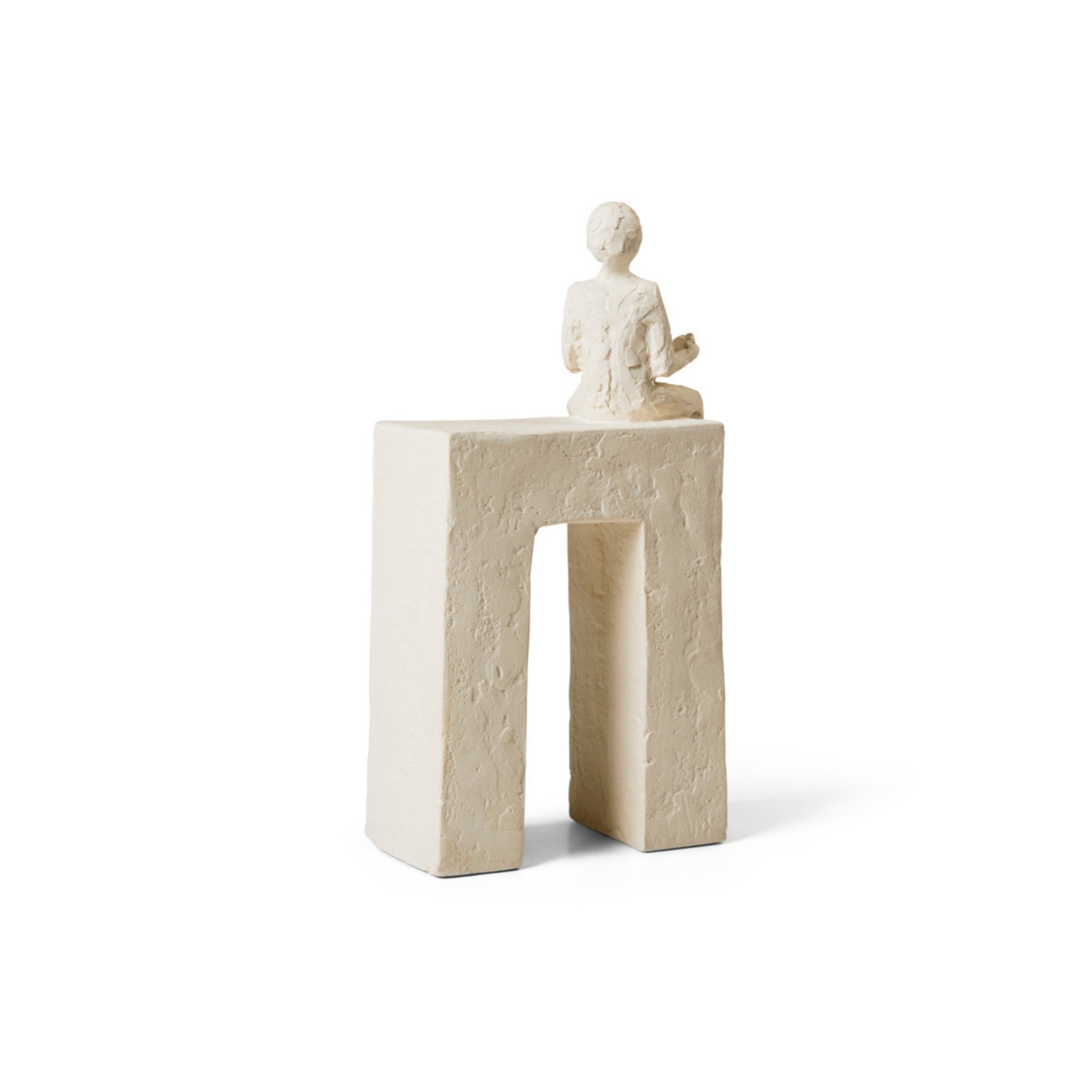 De Kähler Astro Sterrenbeeld Sculptuur Tweeling is een klein, ongeglazuurd steengoed figuurtje van een zittend persoon met gekruiste benen op een boogvormige sokkel, ontworpen door Kähler.