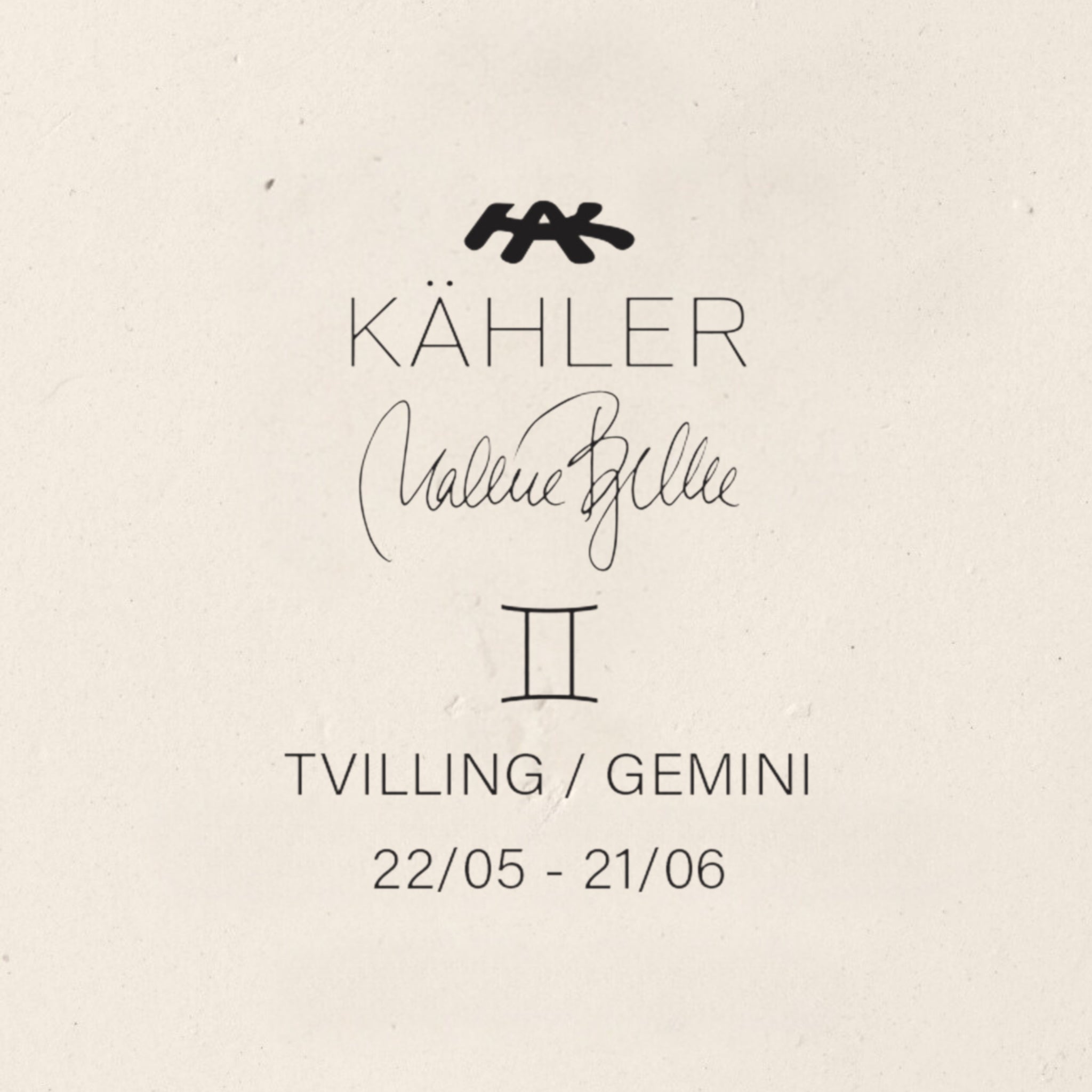 Tekst op een lichte achtergrond luidt: Kähler Astro Sterrenbeeld Sculptuur Tweeling, Tweeling symbool, 22/05 - 21/06. De minimalistische typografie laat het geestige ongeglazuurde steengoed van dit Kähler-ontwerp zien.