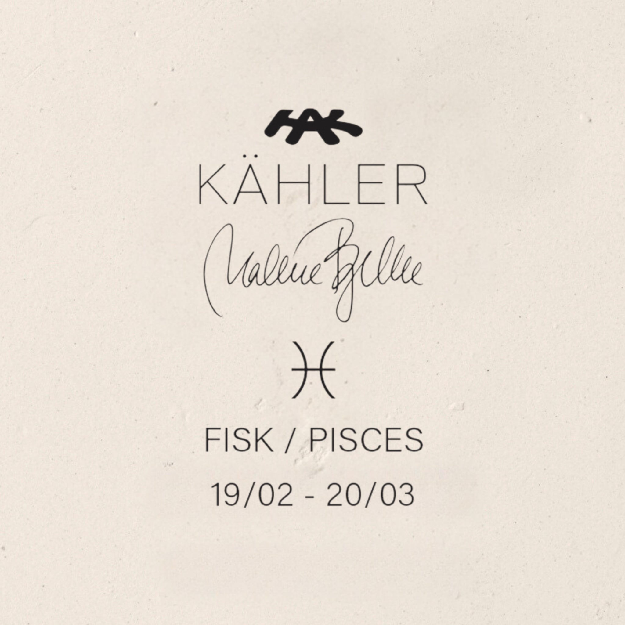 Met de Kähler Astro Sterrenbeeld Sculptuur Vissen van Kähler, dit minimalistische ontwerp toont "Kähler" en een handtekening in het midden, een Vissen dierenriem symbool, en "Fisk/Pisces" met data "19/02 - 20/03" op een lichte achtergrond.