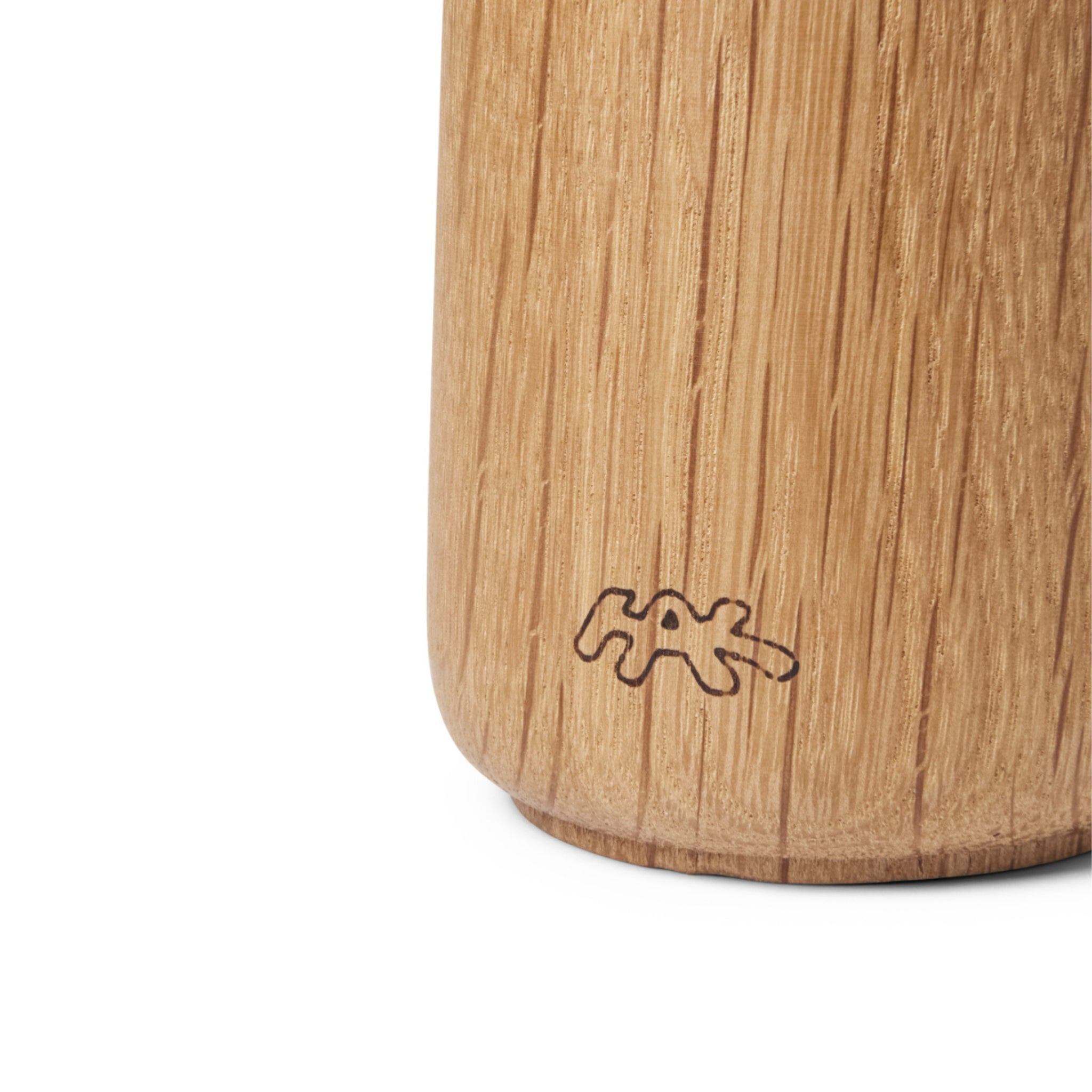 Close-up van een Kähler Hammershoi Kruidenmolen Donkergroen S, met het kenmerkende ontwerp van het merk en elegante details bij de voet.