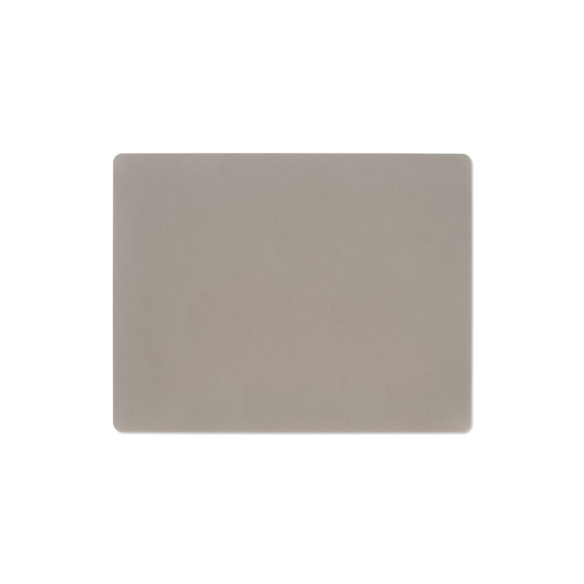 De Lind DNA Serene Placemat Rechthoekig Ash 35/45 is een rechthoekige, lichtgrijze placemat met afgeronde hoeken, gemaakt van gerecycled leer met een subtiele textuur, afgebeeld op een witte achtergrond.