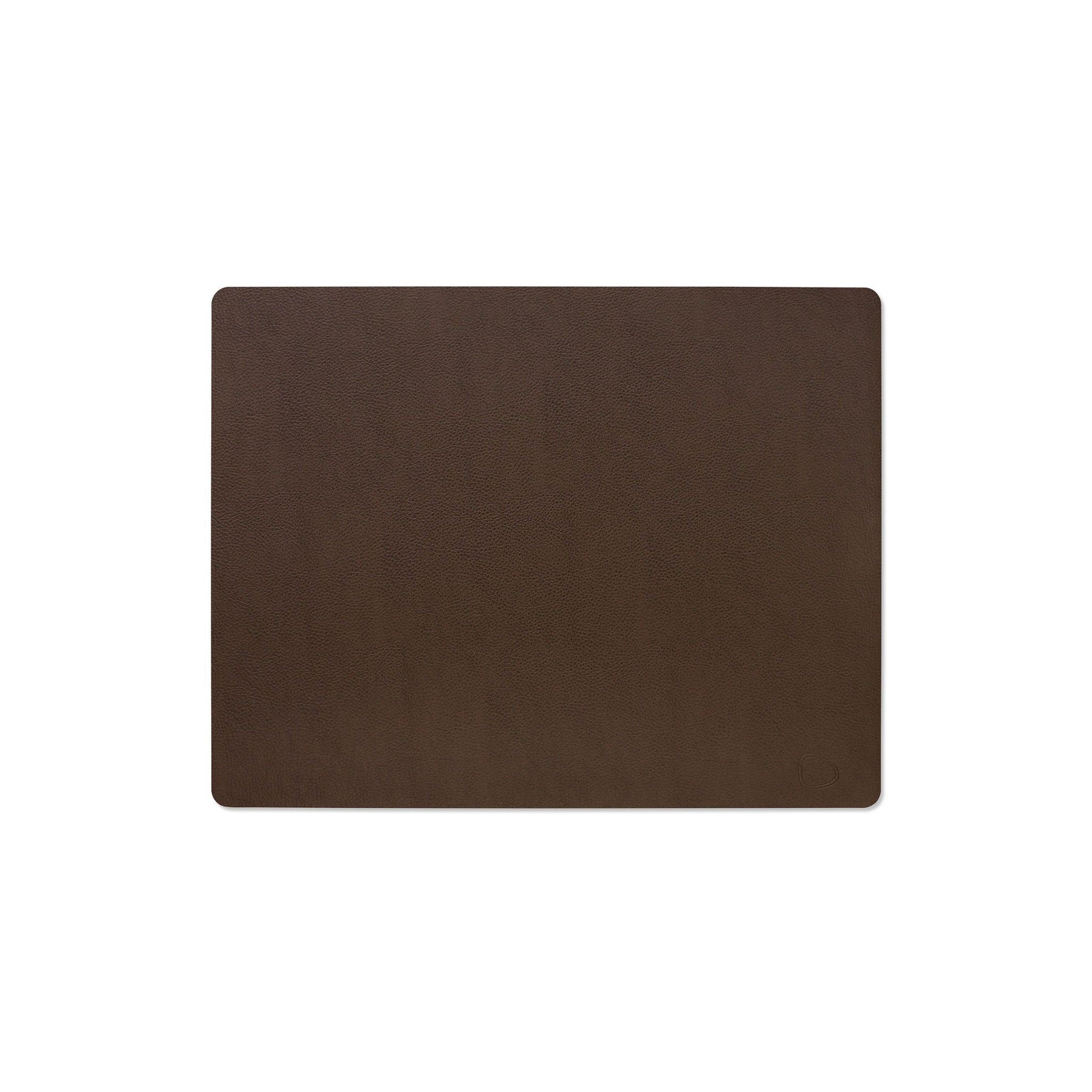 De Lind DNA Serene Placemat Rechthoekig Hazel 35/45 is een rechthoekige, bruine mat van gerecycled leer met afgeronde hoeken - ideaal als stijlvolle placemat voor op de werkplek.