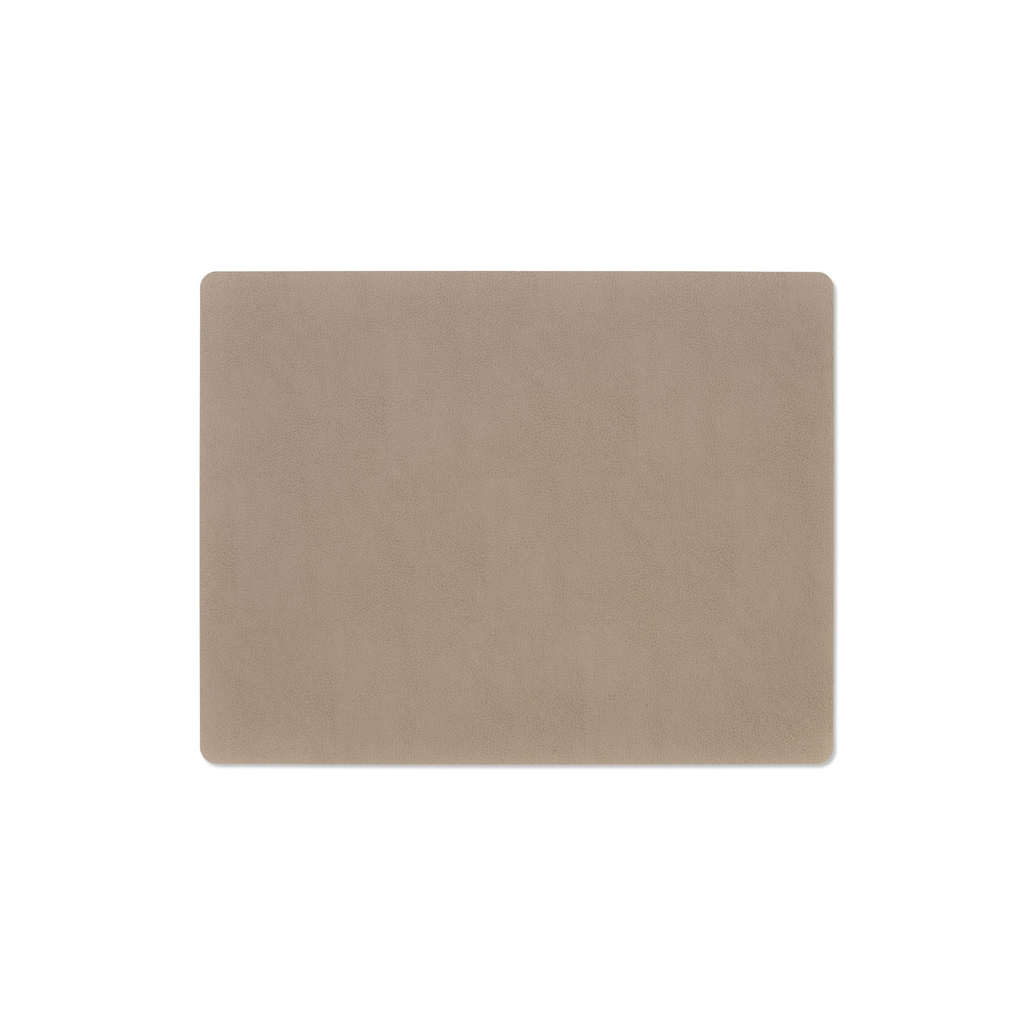 Lind DNA Serene Placemat Rechthoekig Molgrijs 35/45: een rechthoekige molgrijze placemat met afgeronde hoeken en een textuur van gerecycled leer, afgebeeld op een witte achtergrond - een stijlvolle luxe toevoeging van Lind DNA.