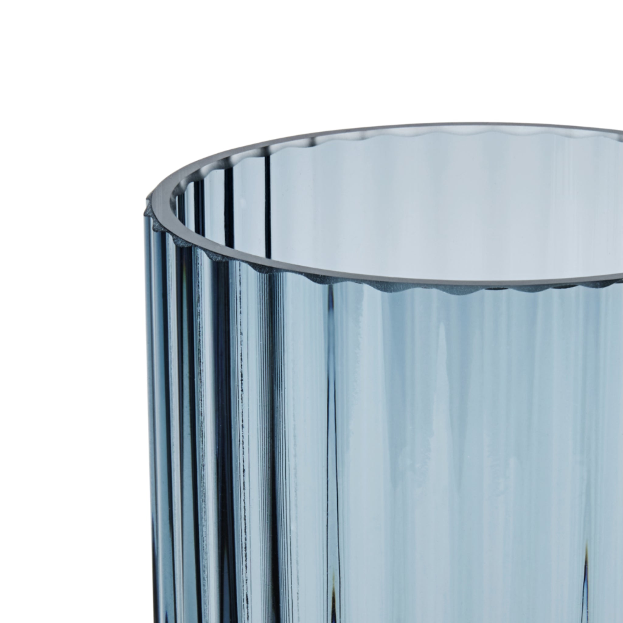 Close-up van de Lyngby Porcelaen Vaas Blauw H31, een hoge, cilindervormige vaas met verticale richels in lichtblauw mondgeblazen glas van Lyngby Porcelaen, tegen een witte achtergrond.