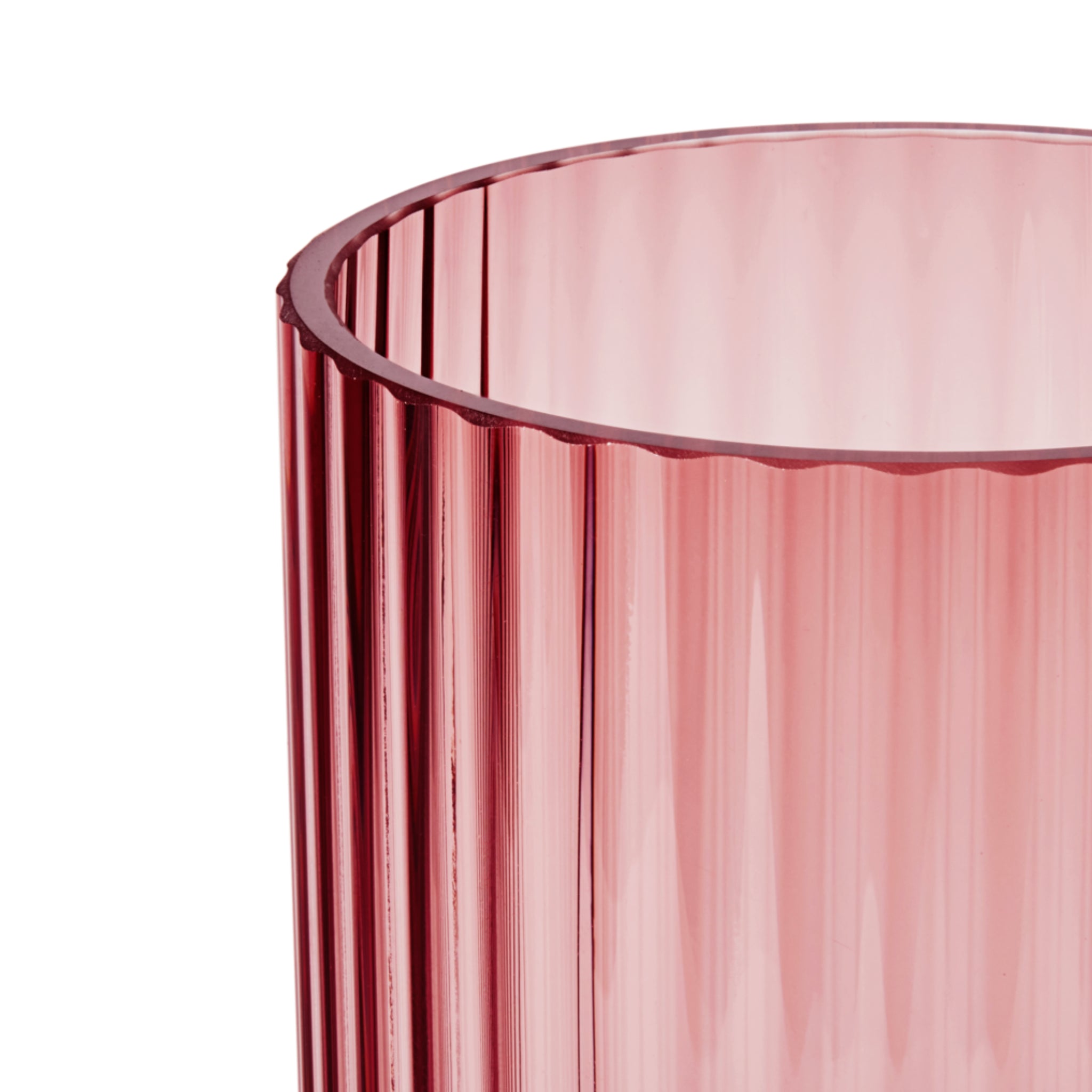 Close-up van de Lyngby Porcelaen Vaas Bordeaux H38 van Lyngby Porcelaen-een hoge, cilindrische vaas in bordeaux met verticale richels, mondgeblazen glas, glad glanzend oppervlak en licht uitlopende opening tegen een witte achtergrond.