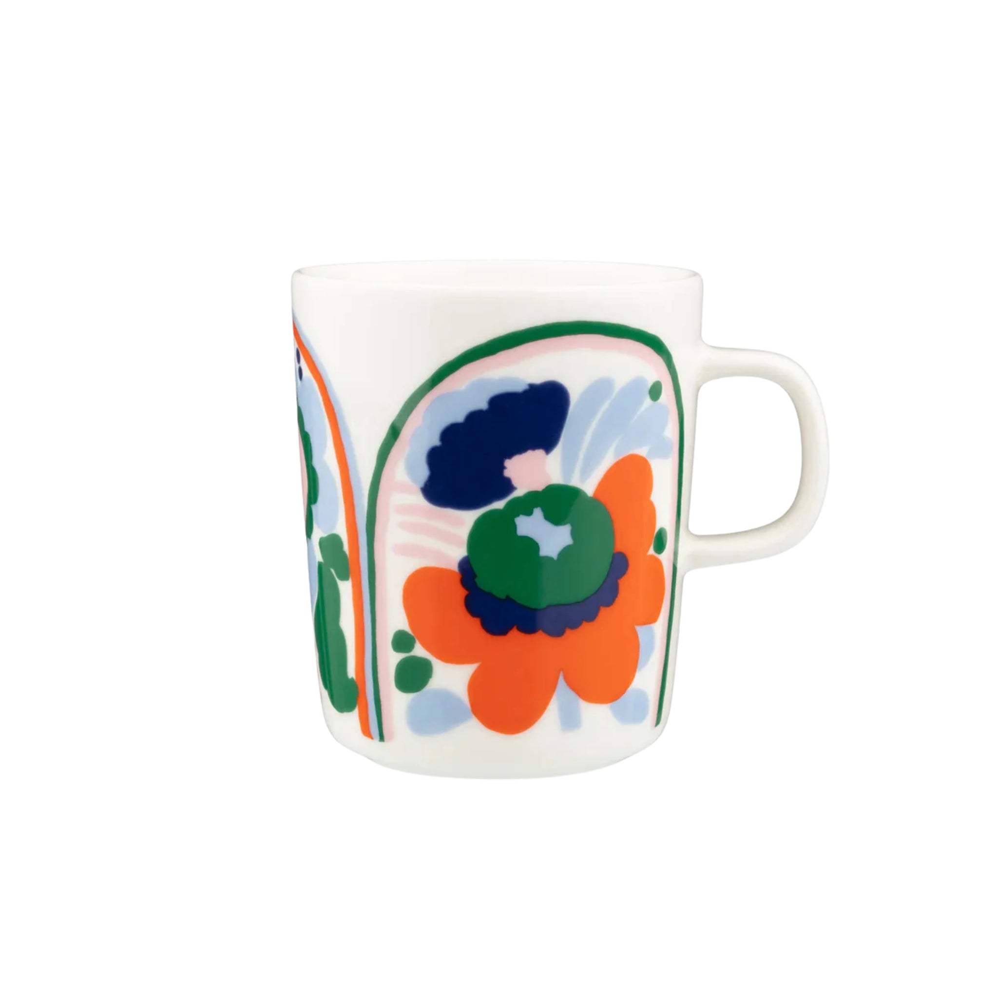 De Marimekko Oiva Karuselli Mok 25 cl van Marimekko heeft een levendig, abstract bloemenontwerp in oranje, groen, blauw en groenblauw op wit keramiek - perfect voor je koffiemoment. Gedurfde vormen en rondingen creëren het prachtige Karuselli patroon.