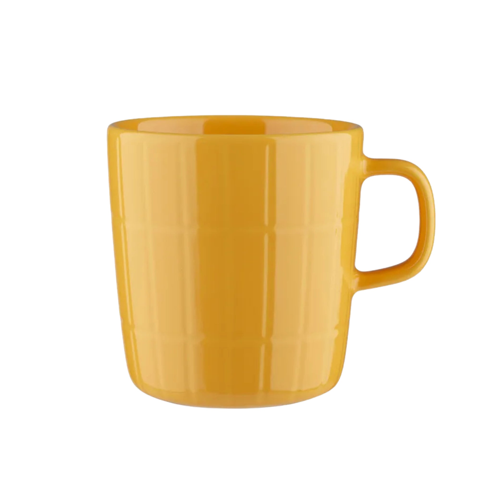 Een Marimekko Oiva Tiiliskivi Mok Geel 40 cl, met een glad, minimalistisch geel ontwerp en groot handvat, gemaakt van steengoed, wordt getoond tegen een witte achtergrond.