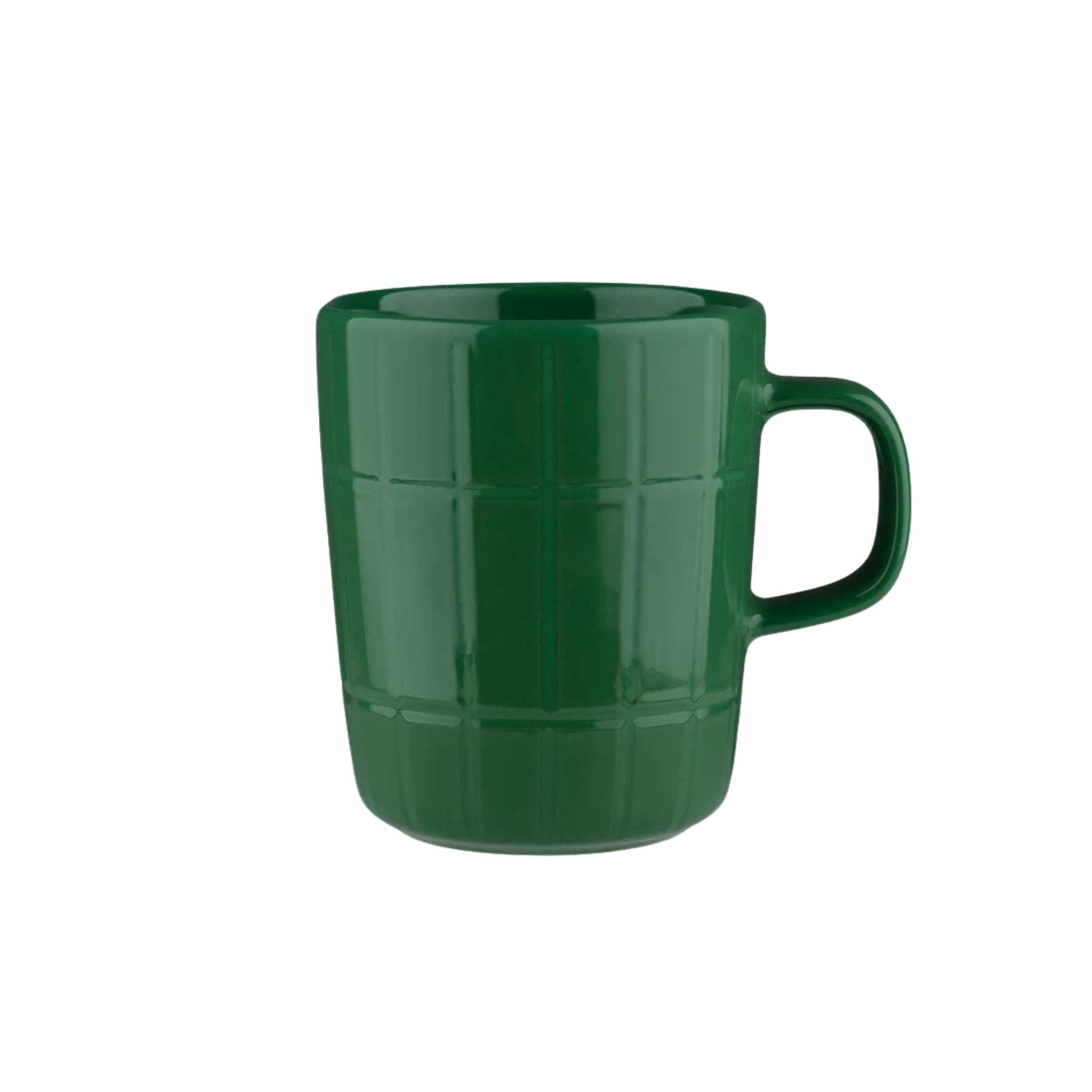 De Marimekko Oiva Tiiliskivi Mok Groen 25 cl is een glanzend groene steengoed mok van Marimekko, met een rasterpatroon, groot handvat en minimalistisch ontwerp, afgebeeld op een effen witte achtergrond.