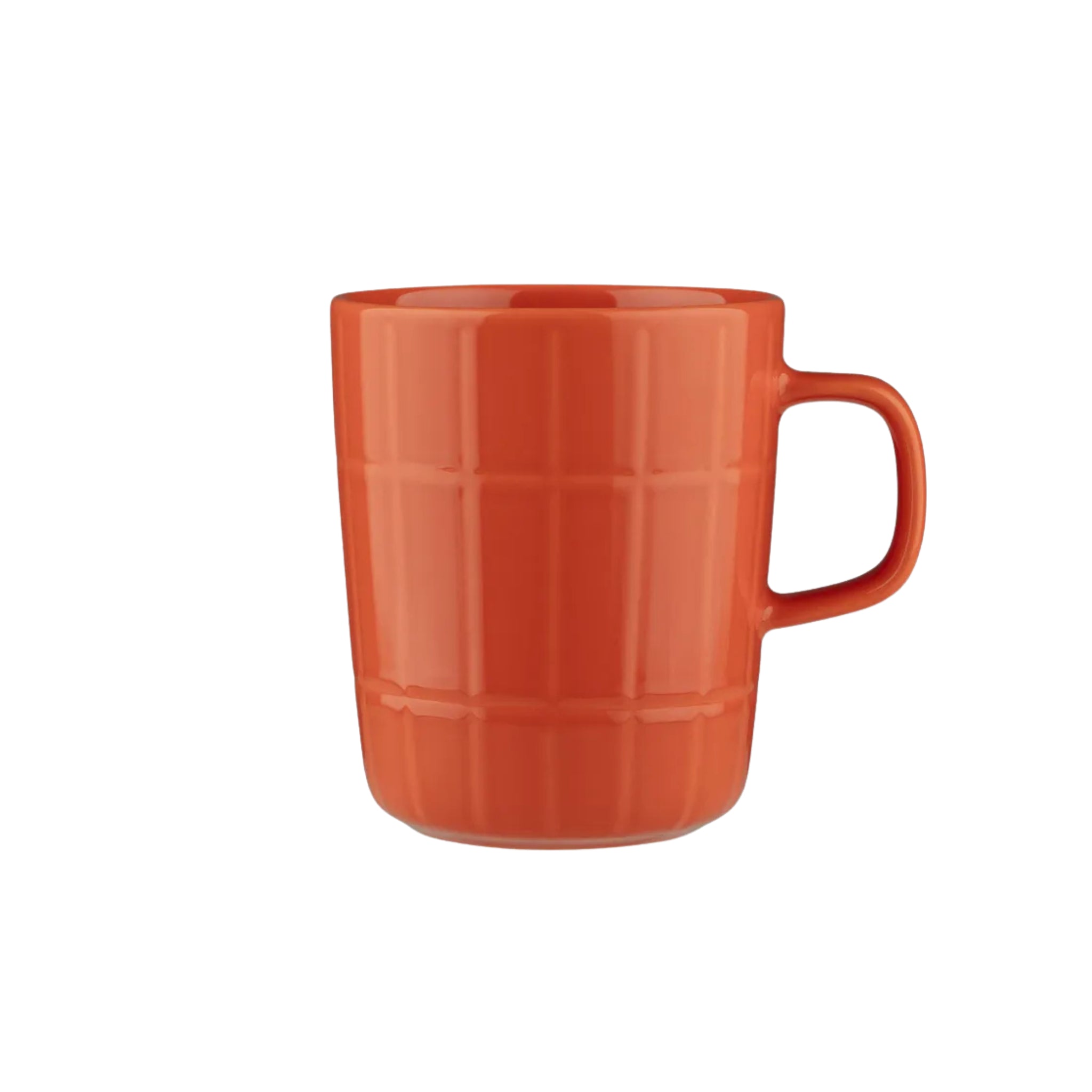 De Marimekko Oiva Tiiliskivi Mok Oranje 25 cl is een fel oranje steengoed mok met een rechthoekig rasterpatroon en een groot handvat, afgebeeld op een witte achtergrond.