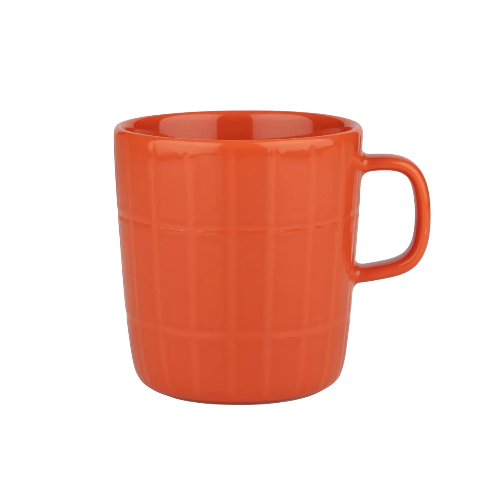 De Marimekko Oiva Tiiliskivi Mok Oranje 40 cl heeft een rastervormige textuur, een gebogen handvat en een fel oranje kleur die het minimalistische ontwerp van Marimekko weerspiegelt.