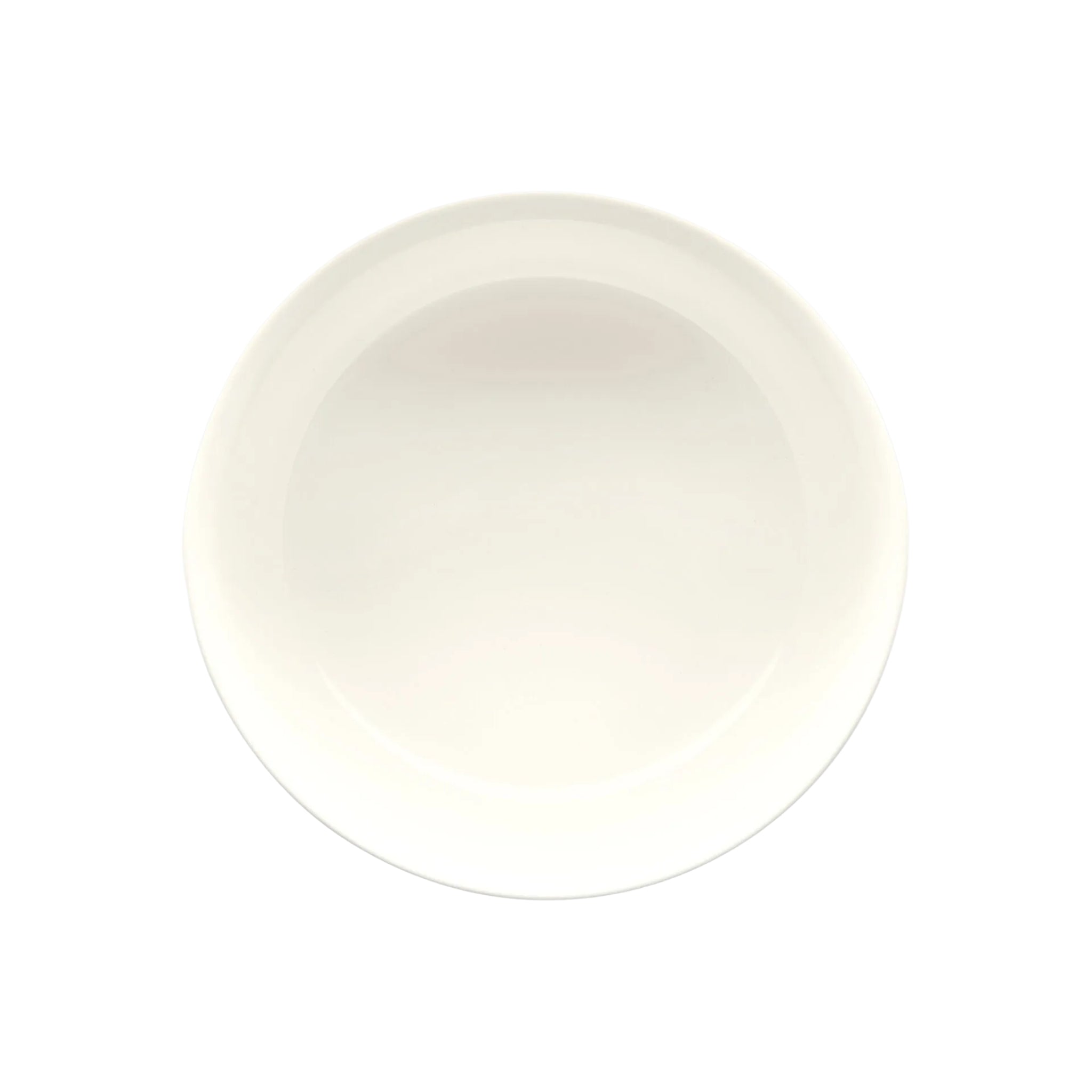 Een eenvoudig, rond, wit bord van keramiek, van bovenaf gefotografeerd op een witte achtergrond, dat het minimalisme van de Marimekko Oiva Unikko Kom Geel D12,5 van Marimekko weerspiegelt.