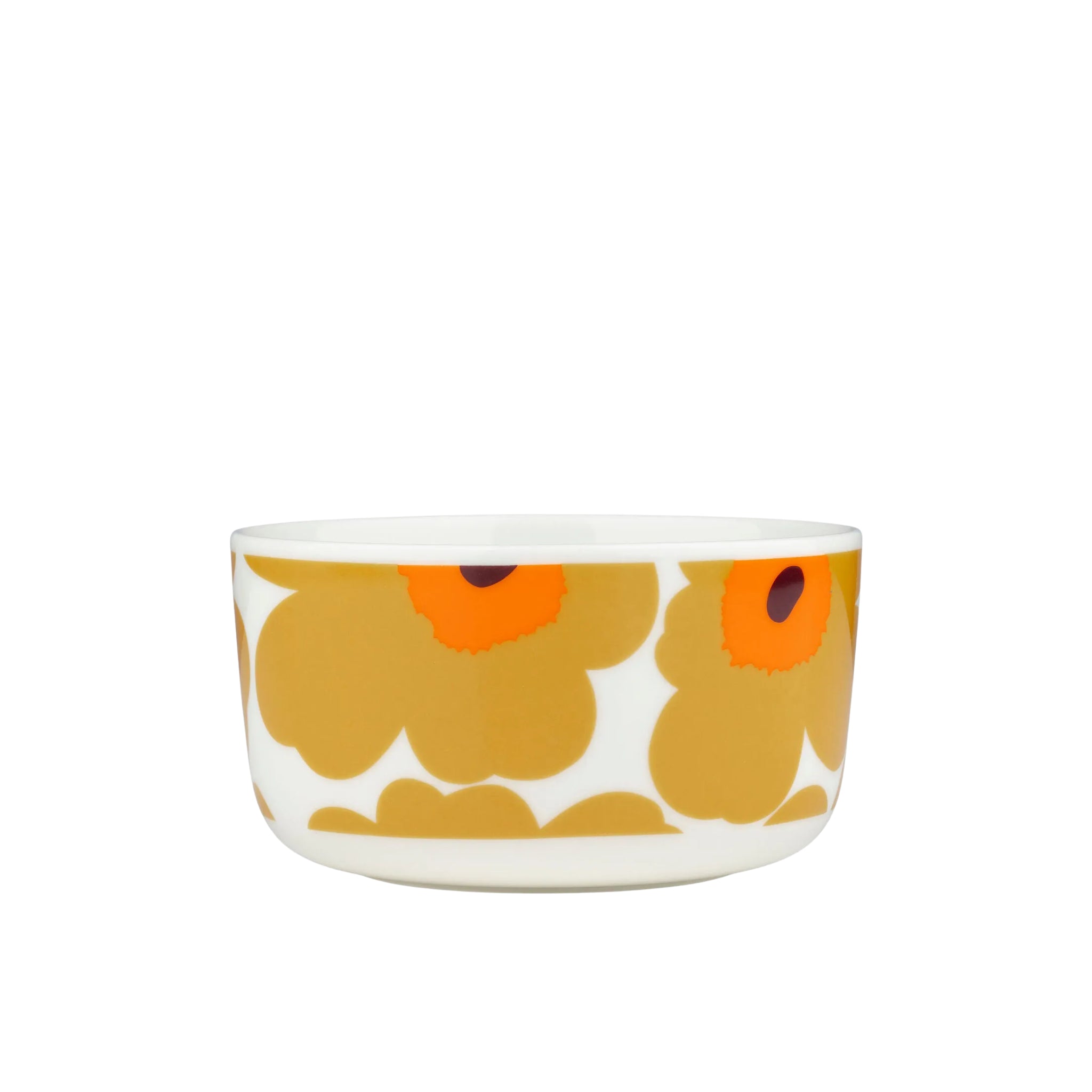De Marimekko Oiva Unikko Kom Geel D12,5 van Marimekko is een witte aardewerken schaal met gedurfde oranje en gele Unikko bloemenprints met een donker hart tegen een effen witte achtergrond.