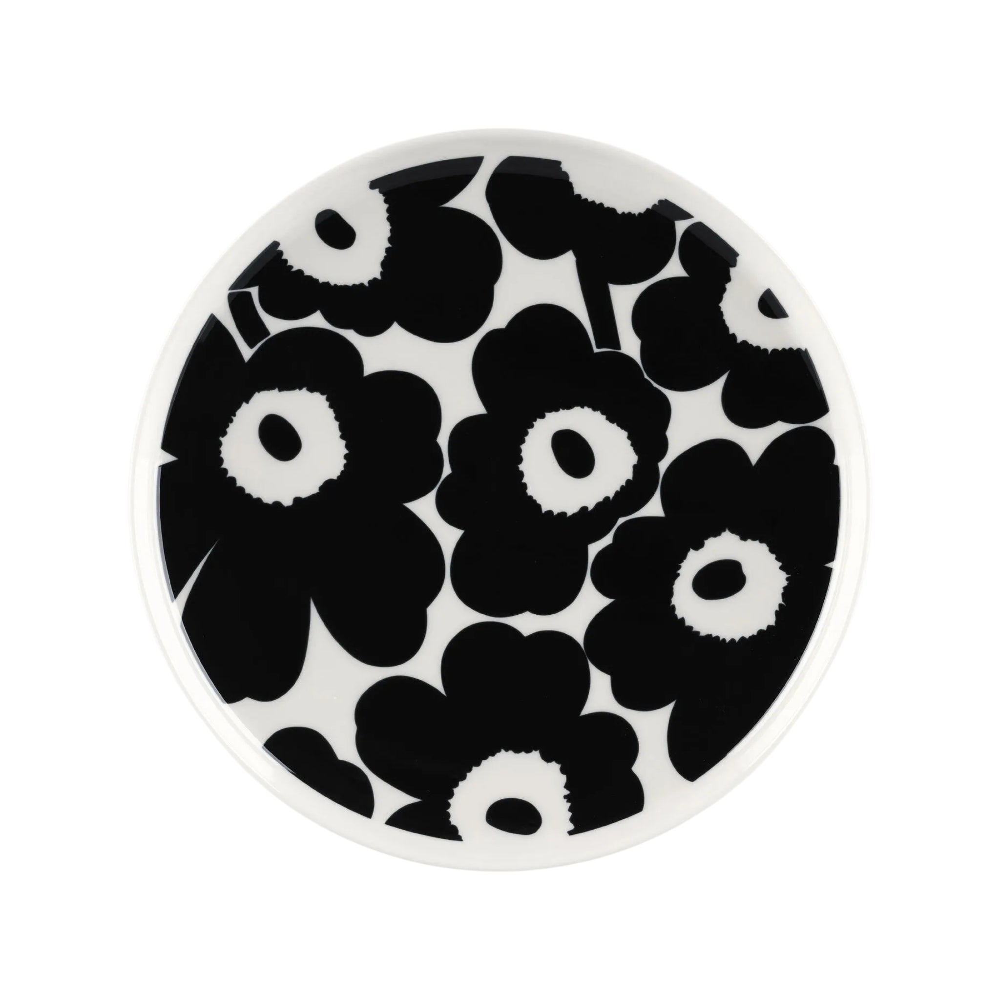 De Marimekko Oiva Unikko Laag Bord Zwart D25 is een rond bord van keramiek met Marimekko's iconische gedurfde zwart-witte Unikko bloemenprint met grote abstracte bloemen en een strakke witte rand.