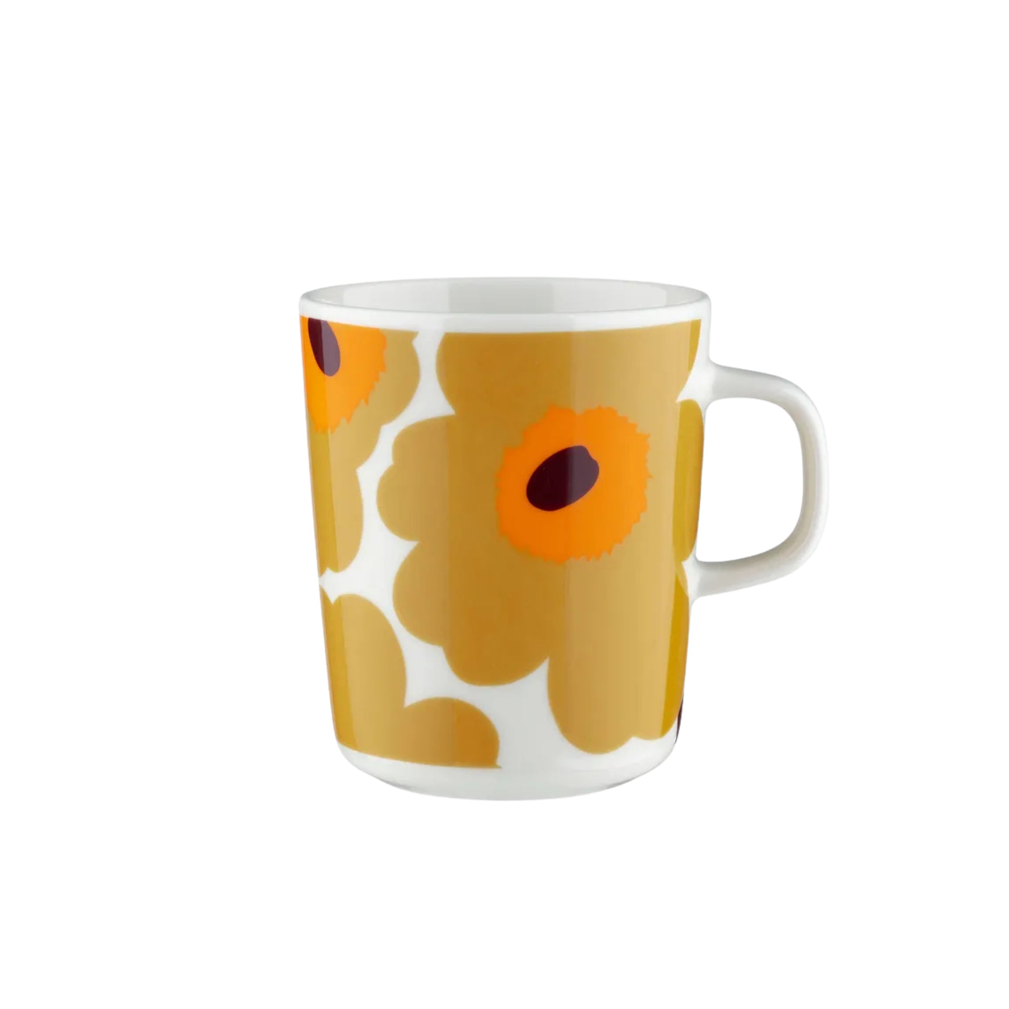 De Marimekko Oiva Unikko Mok Geel 25 cl van Marimekko is een witte mok van keramiek met een groot handvat, met de iconische Unikko papaverprint in mosterdgeel, oranje en donkerbruin op een kraakheldere witte achtergrond.