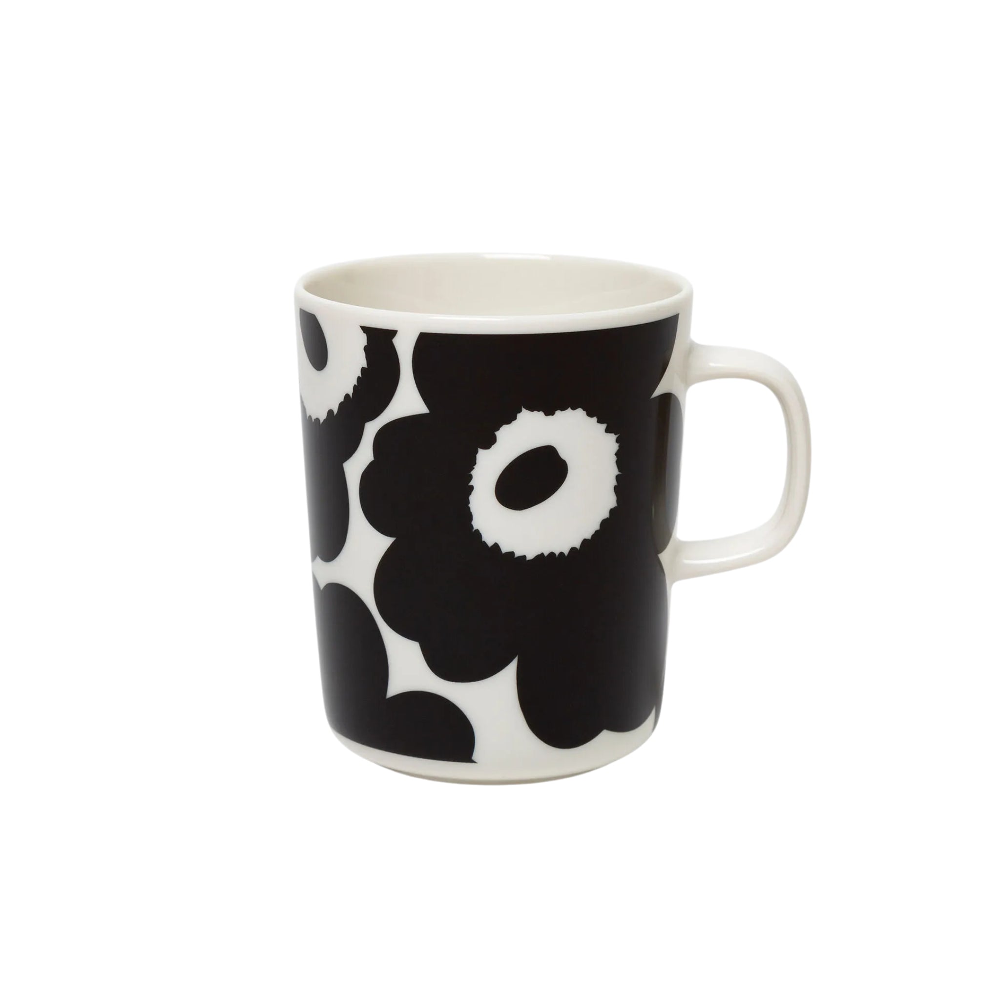 De Marimekko Oiva Unikko Mok Zwart 25 cl is een witte mok van keramiek met een opvallende zwart-witte Unikko bloemenprint, met abstracte vormen en een handvat aan de rechterkant.