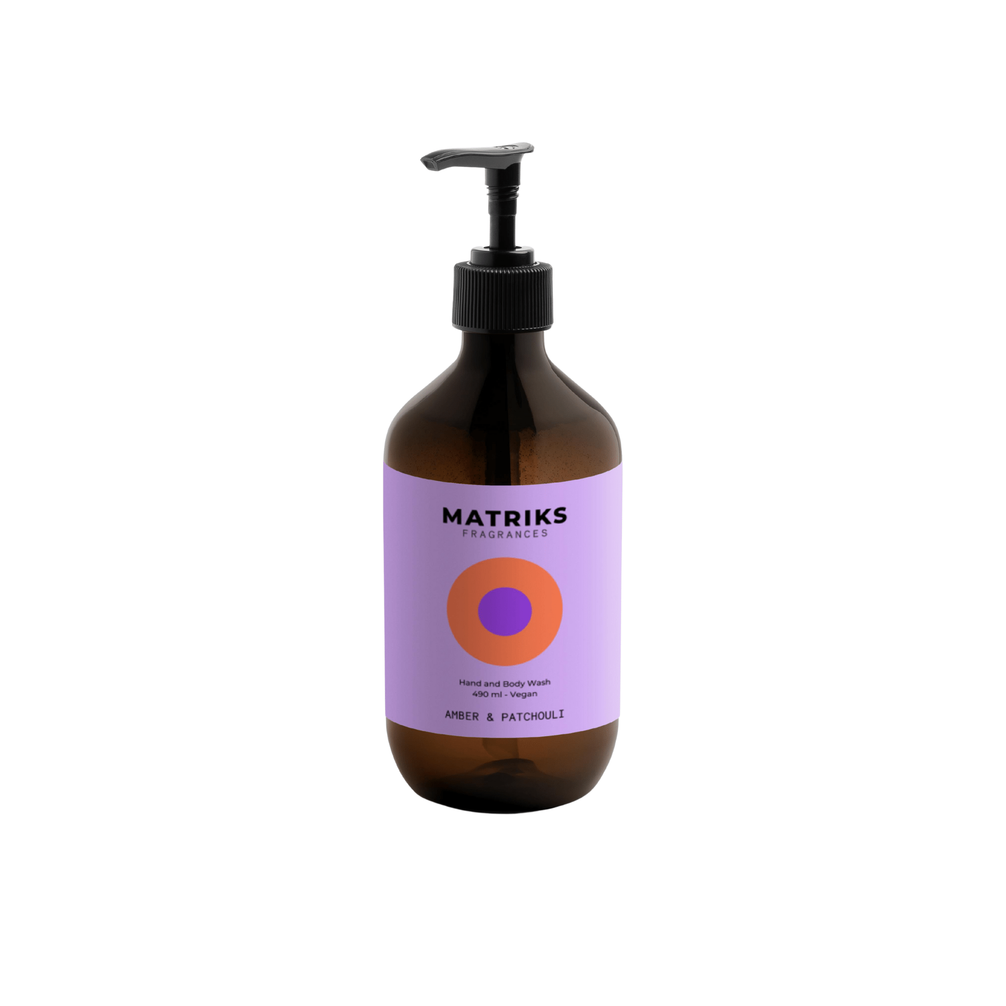 De bruine pompflacon van Matriks Fragrances Hand & Body Wash Amber & Patchouli 490 ml biedt een luxe veganistische reiniging, met een paars cirkelvormig ontwerp en elegant merk op een witte achtergrond.