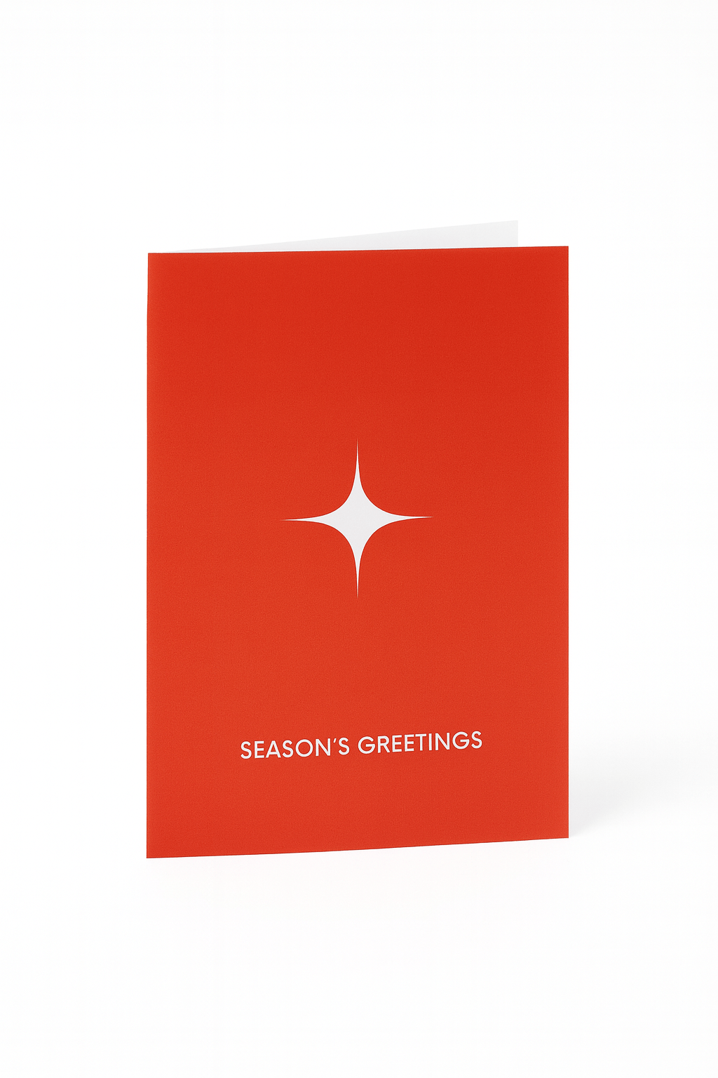 De Matriks Kerst- en Nieuwjaarskaart Season's Greetings van Matriks staat rechtop in rood, met een witte ster boven de vetgedrukte tekst "SEASON'S GREETINGS" en een strakke witte achtergrond voor een feestelijke, minimalistische look.