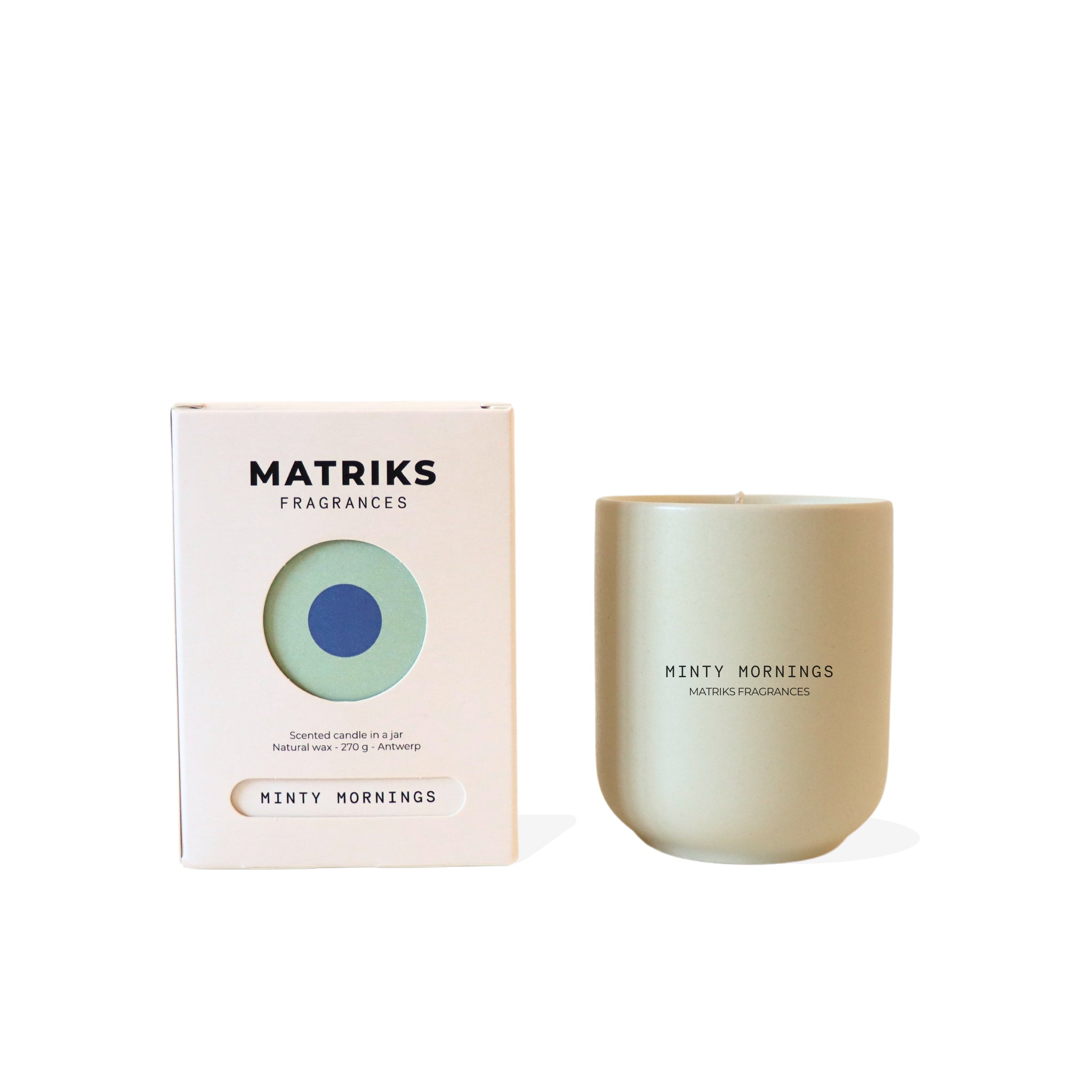 Een lichtgroene Matriks Fragrances Geurkaars Keramiek Minty Morning 270 g ligt in een minimalistische beker naast het bijpassende doosje, beide met het eenvoudige, ronde ontwerp van het merk. Handgemaakt in Antwerpen voor ambachtelijke charme.