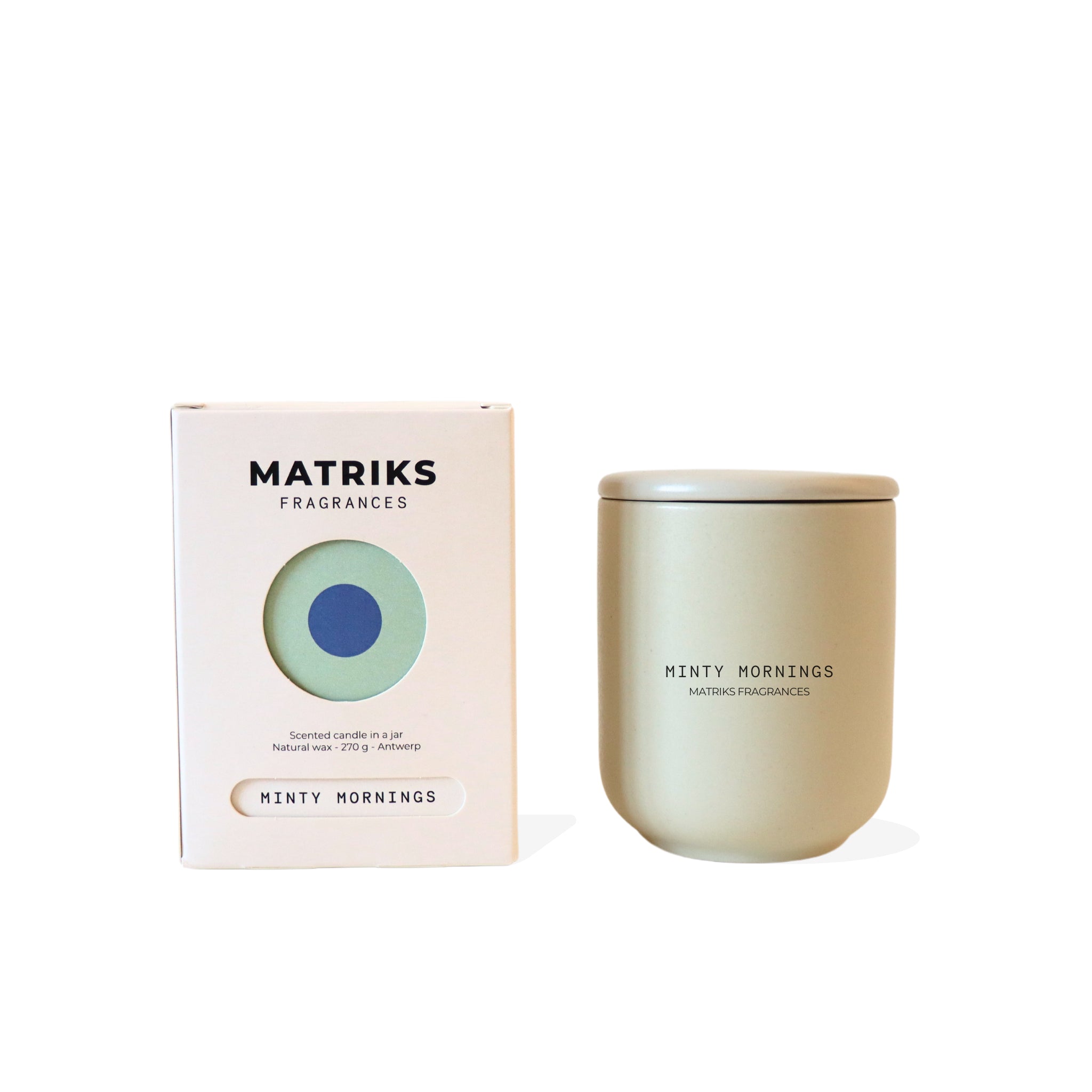 De Matriks Fragrances Geurkaars Keramiek Minty Morning 270 g heeft een lichtbeige keramische pot en bijpassende doos, beide met blauwgroene cirkelmotieven. Handgemaakt in Antwerpen, voegt deze elegante geurkaars stijl toe aan elke ruimte.